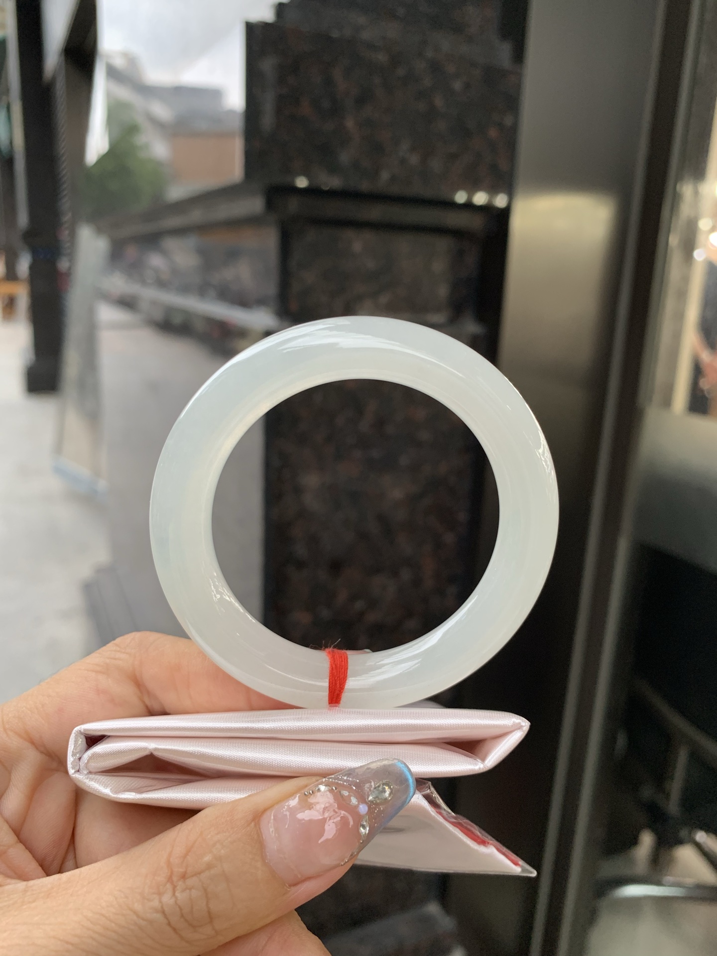 白冰圆条 0514-N722 打灯细纹，底妆冰润细腻，一腕清透，简约清爽，不挑肤色年龄，给人一种清雅脱俗，天真纯美的感觉，真不愧是翡翠中的初恋，美得就像一件艺术品~