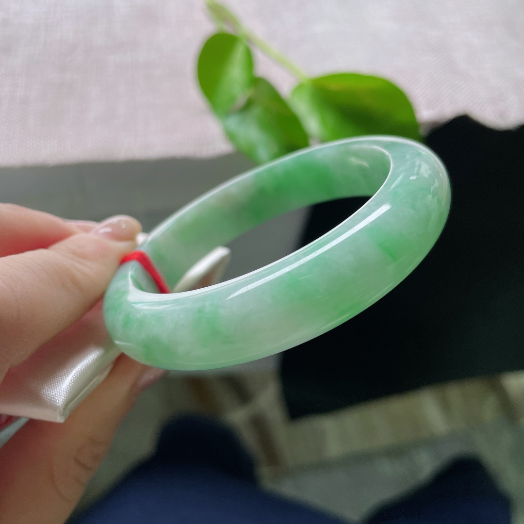 飘绿正圈，版型厚装，饱满圆润，细腻，种老，贵气，有纹 ss52488a