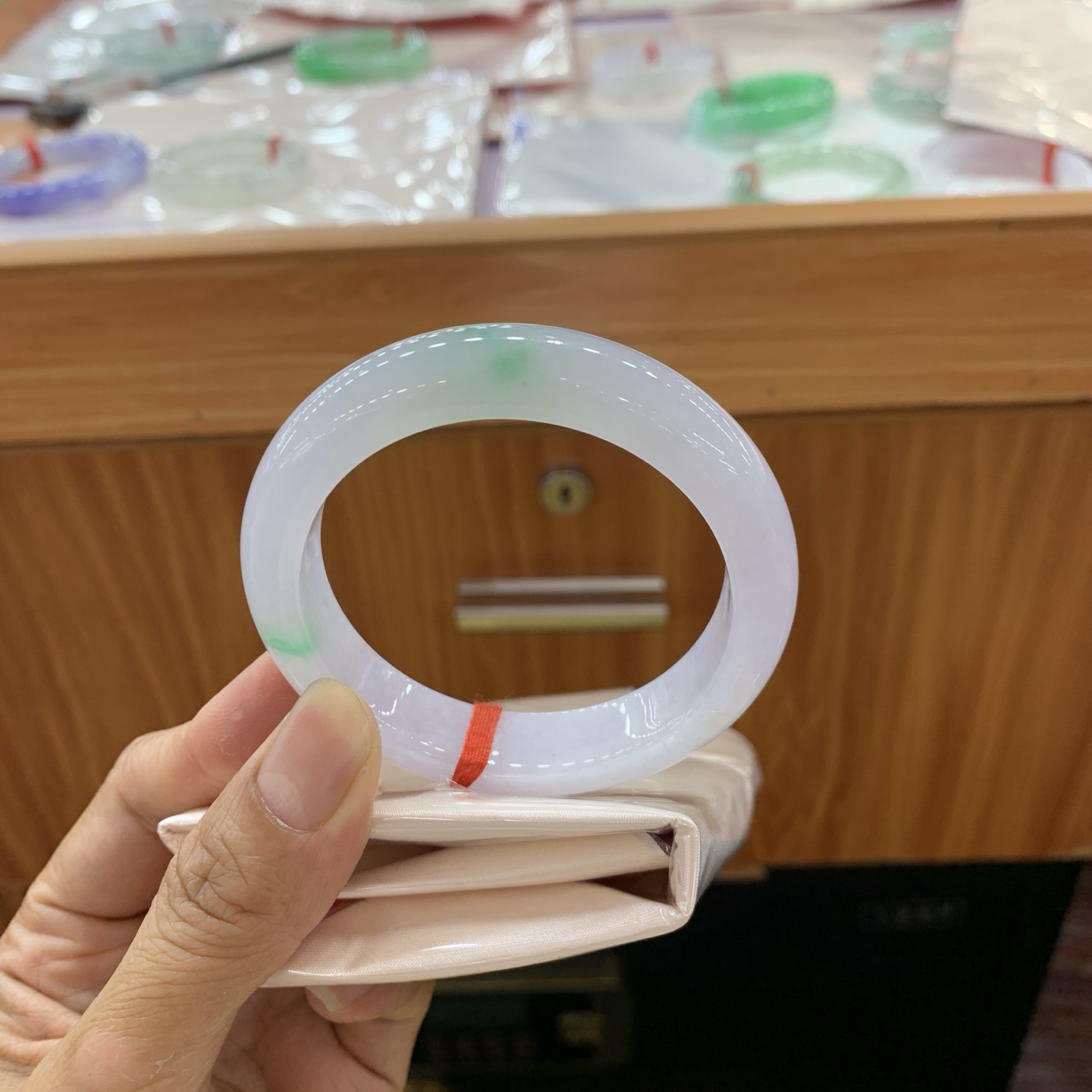 飘绿正圈翡翠手镯 52.8-12-8.4