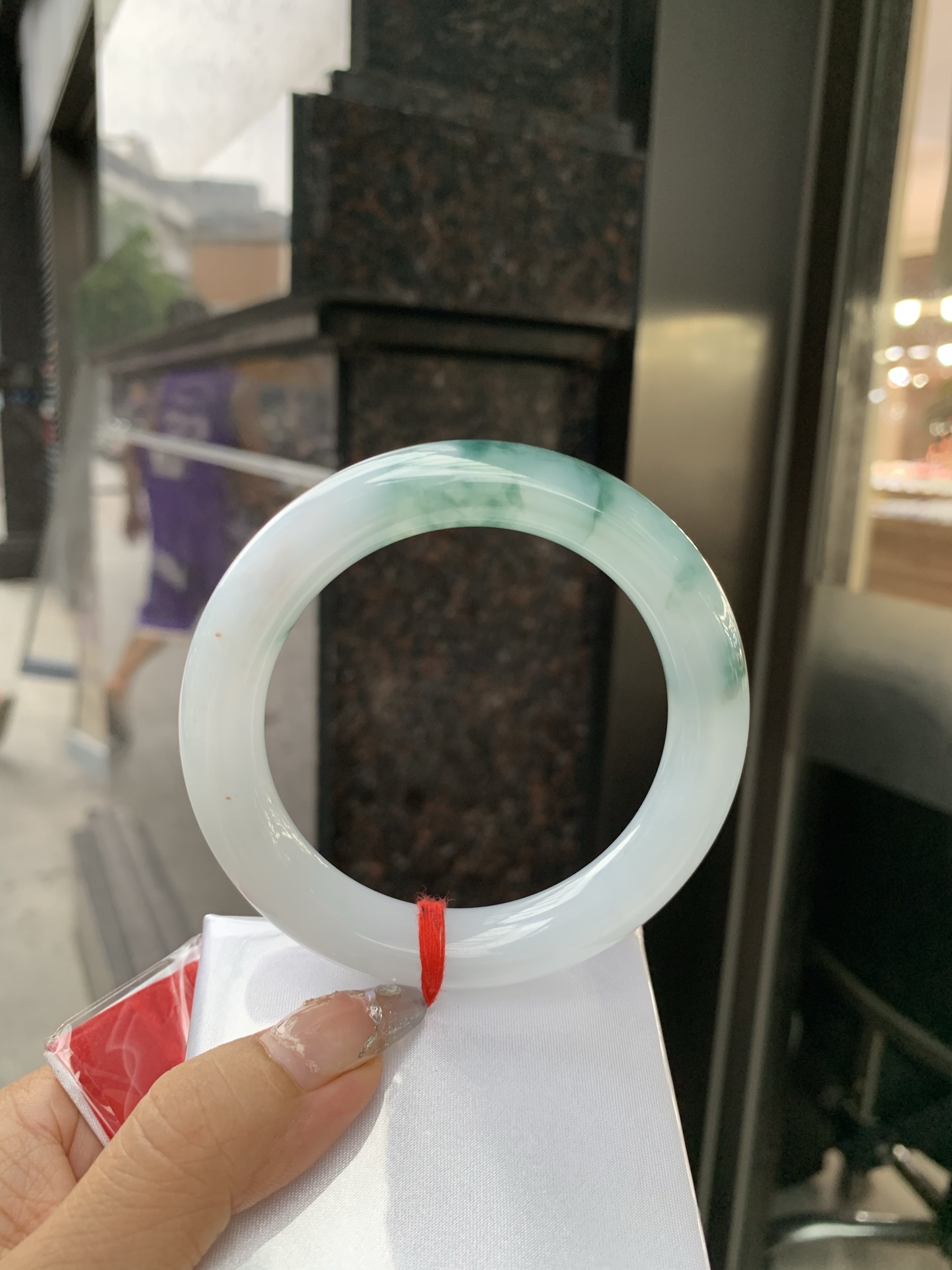 飘花圆条 60.3-11.5-11.7 0514-N721 无裂，底妆冰润细腻，飘花灵动飘逸，勾勒出一幅唯美诗意的山水意境画，古典优雅又秀气