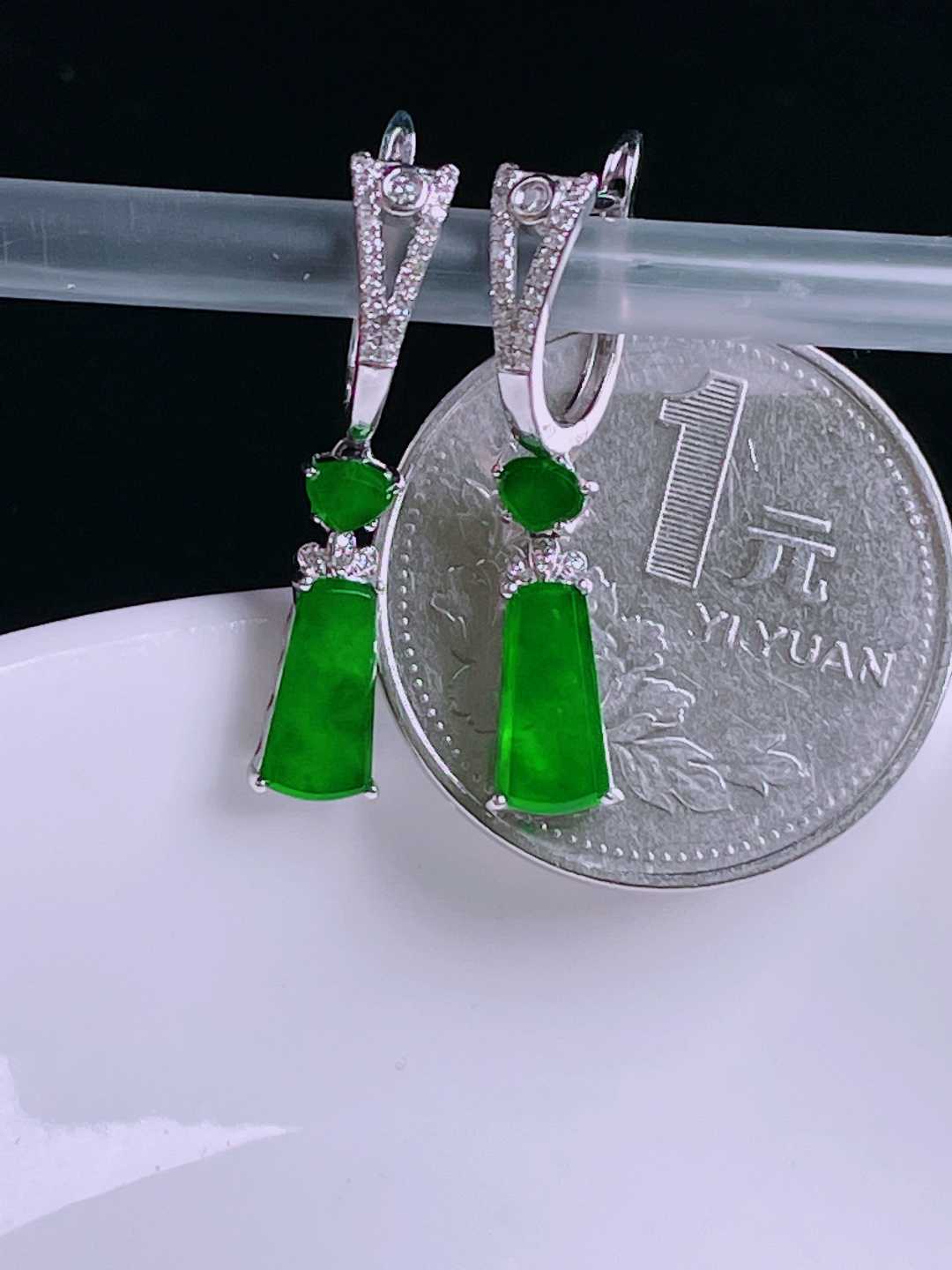 ️辣绿耳坠，老种起光，细底通透，尺寸：27.6/5.8/3mm0514