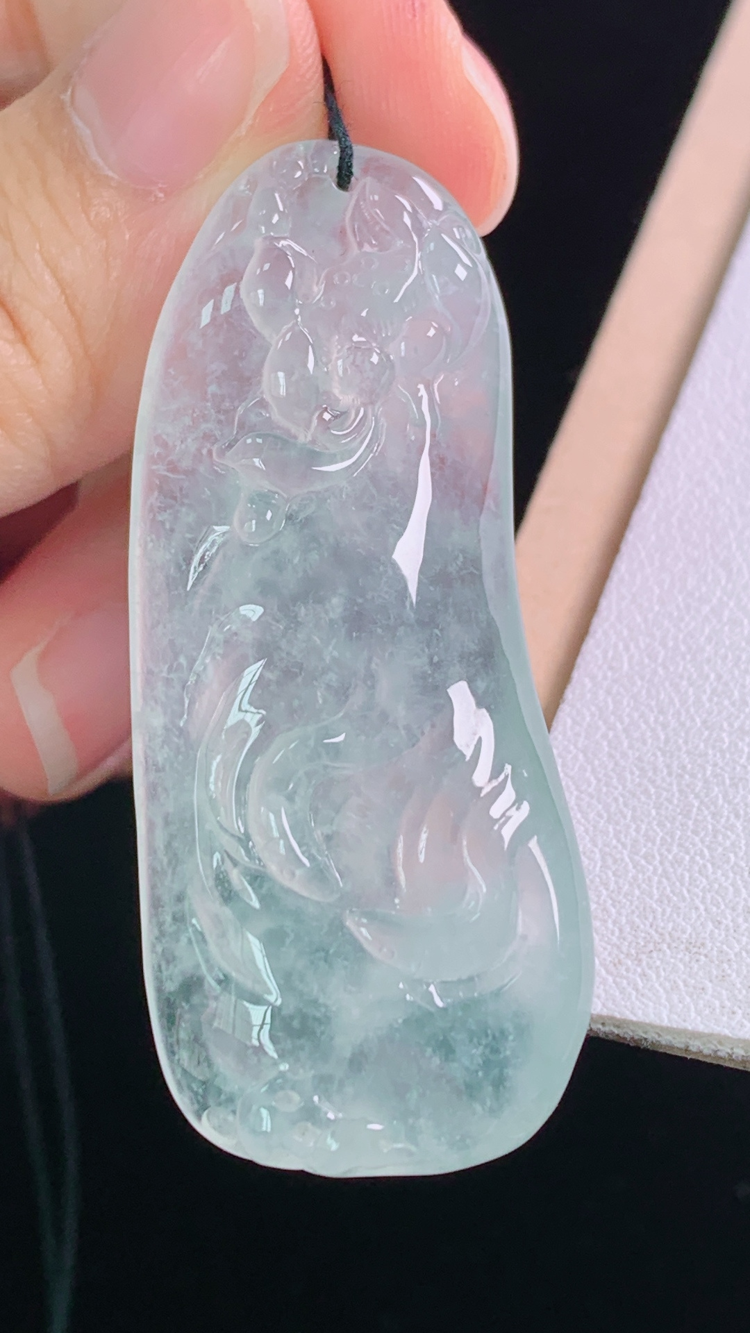 高冰莲年有鱼 种水，晶莹剔透，无裂 尺寸:48.0-20.4-20.4-7.9mm 11