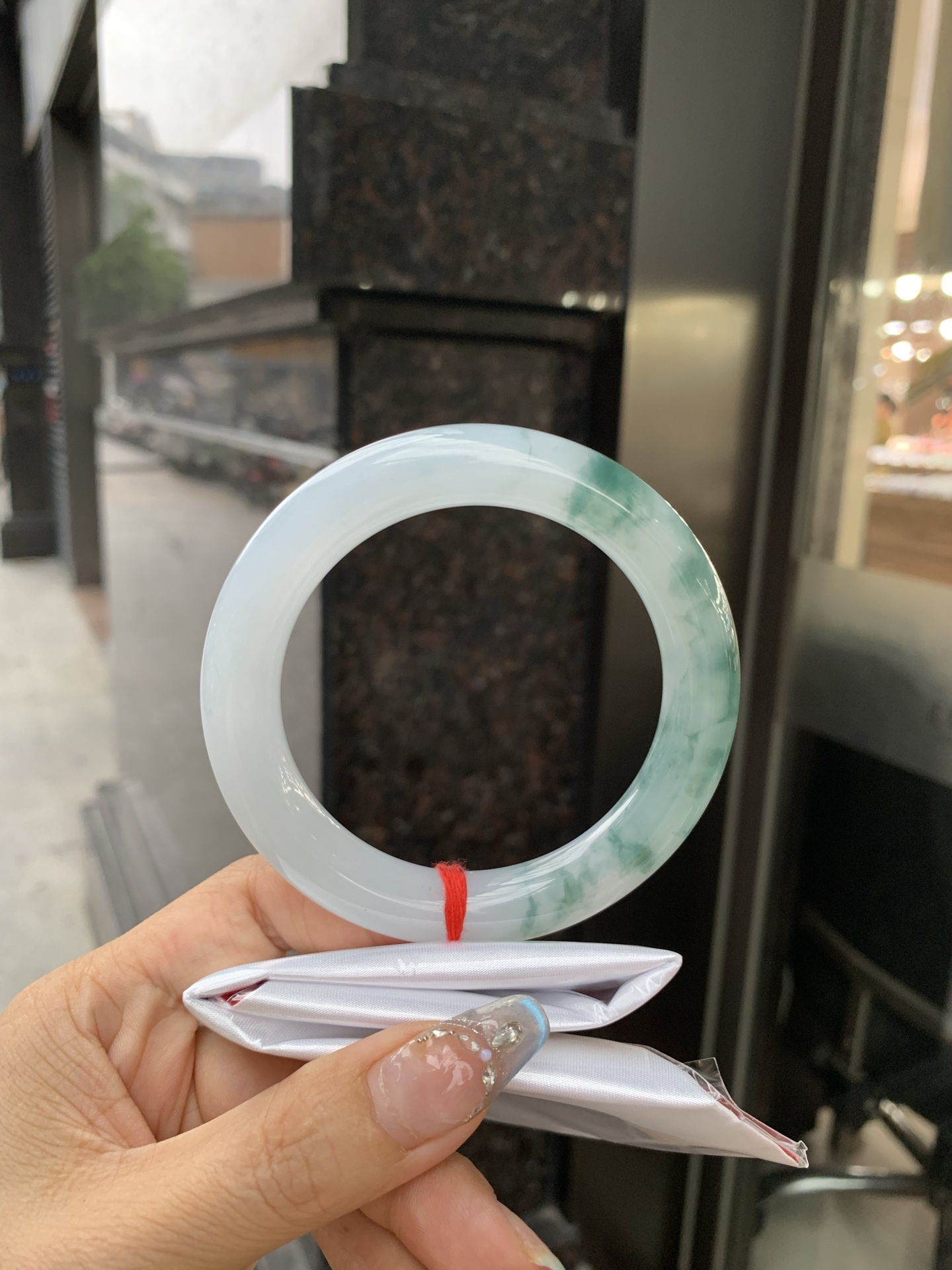 飘花圆条 60.3-11.5-11.7 0514-N721 无裂，底妆冰润细腻，飘花灵动飘逸，勾勒出一幅唯美诗意的山水意境画，古典优雅又秀气