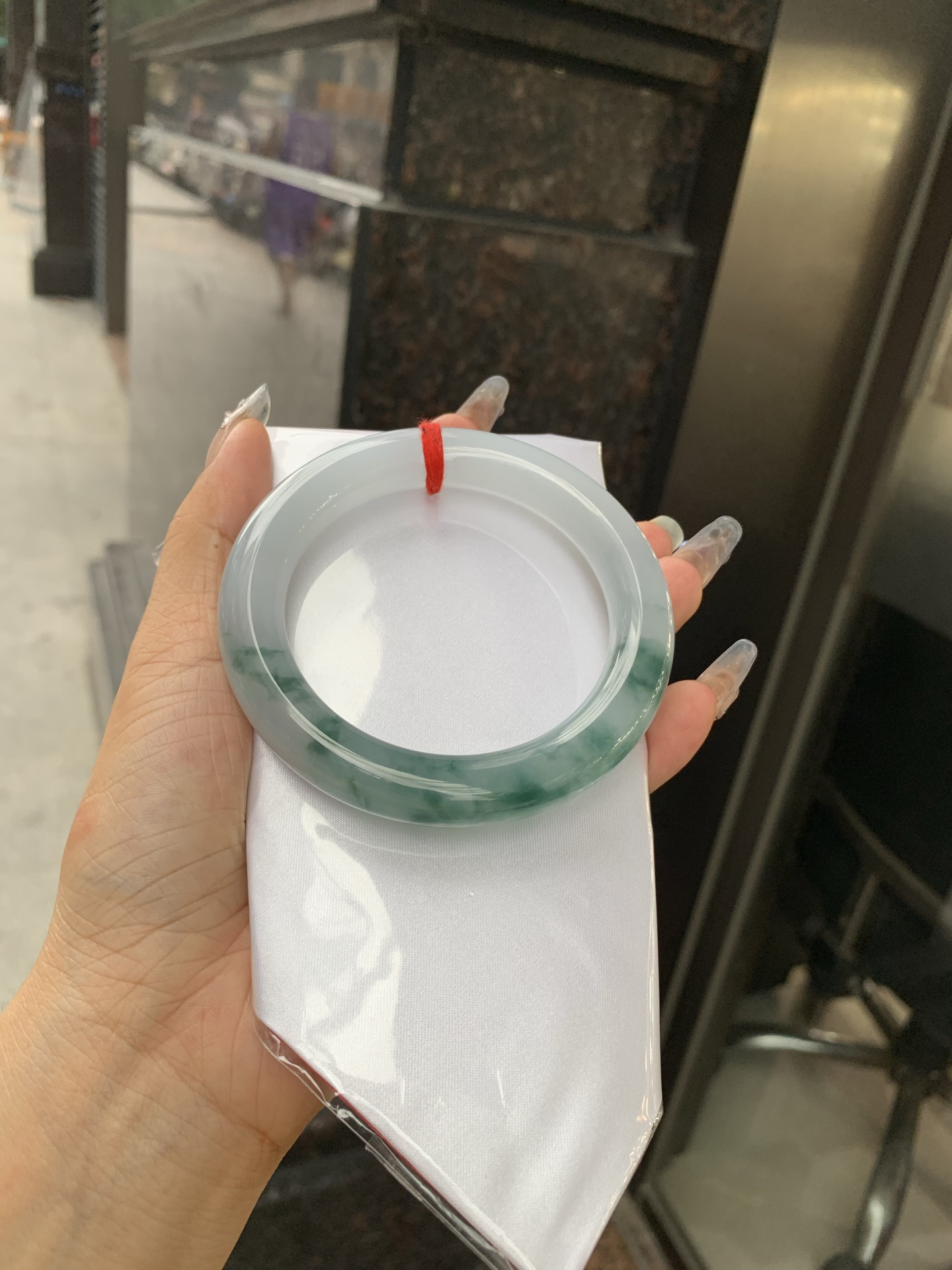 飘花圆条 60.3-11.5-11.7 0514-N721 无裂，底妆冰润细腻，飘花灵动飘逸，勾勒出一幅唯美诗意的山水意境画，古典优雅又秀气