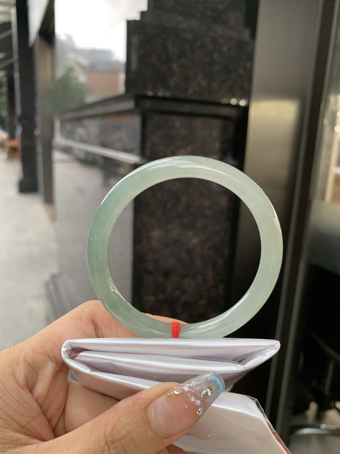 油青美人条 56.5-7-7.3 0514-N716 打灯有细纹，不打灯不明显，满圈渐变油青底层次感自然，半山半水，青黛色晕染如江南烟雨