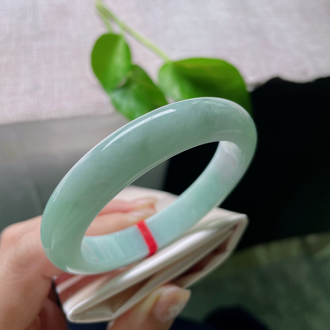 55.1/11.8/8.3，浅绿底正圈，水头好，肉质细腻，干净，素丽，显气质，无裂，ss49944a