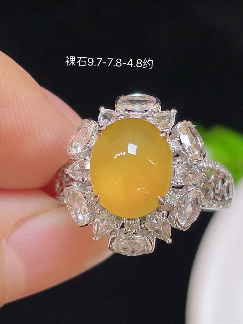 【高冰黄翡，戒指】大件饱满， 通透水润，玉质细腻，翠色鲜艳，18k金奢华钻石镶嵌️，9.7-7.8