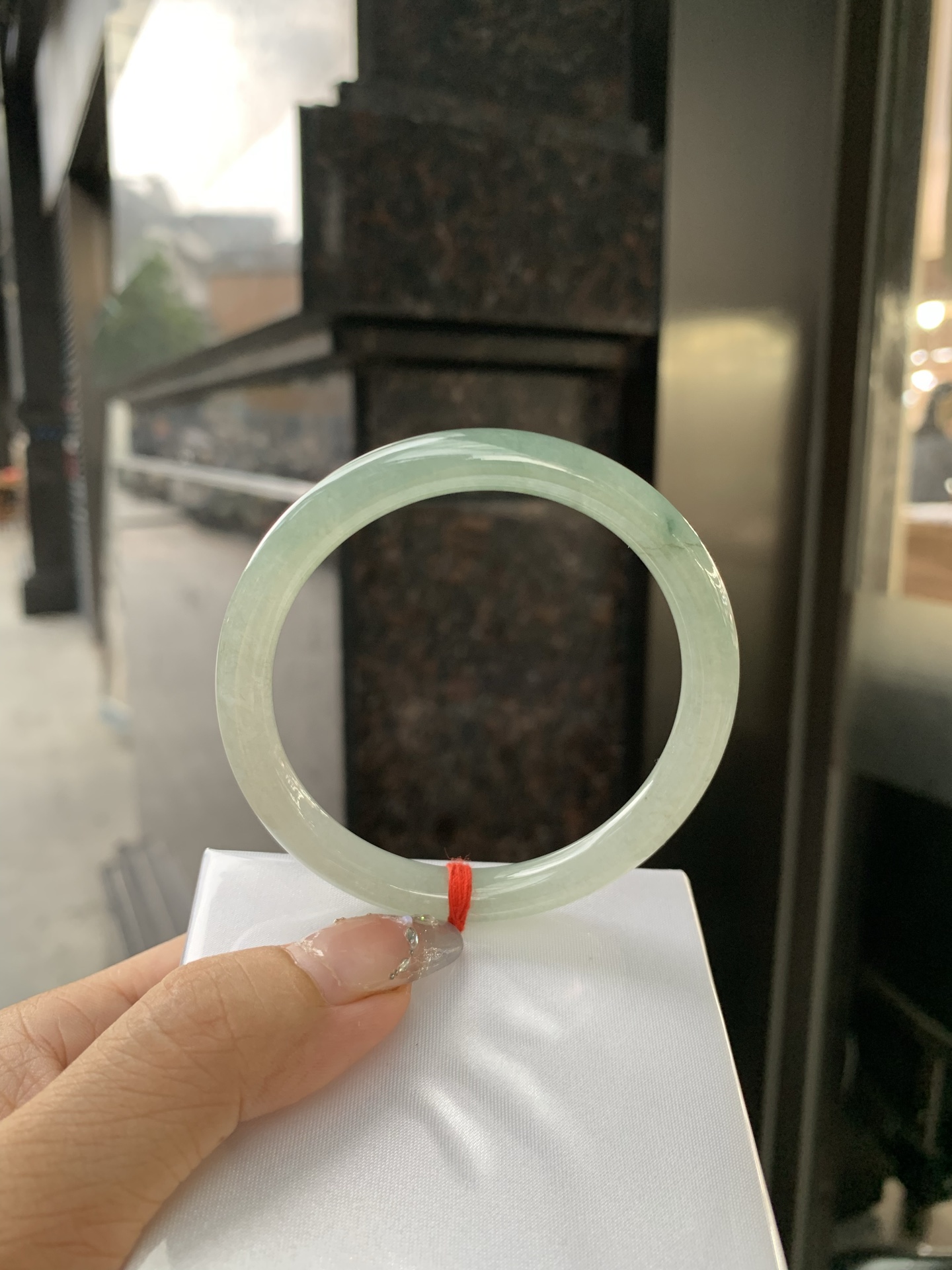 油青美人条 56.5-7-7.3 0514-N716 打灯有细纹，不打灯不明显，满圈渐变油青底层次感自然，半山半水，青黛色晕染如江南烟雨
