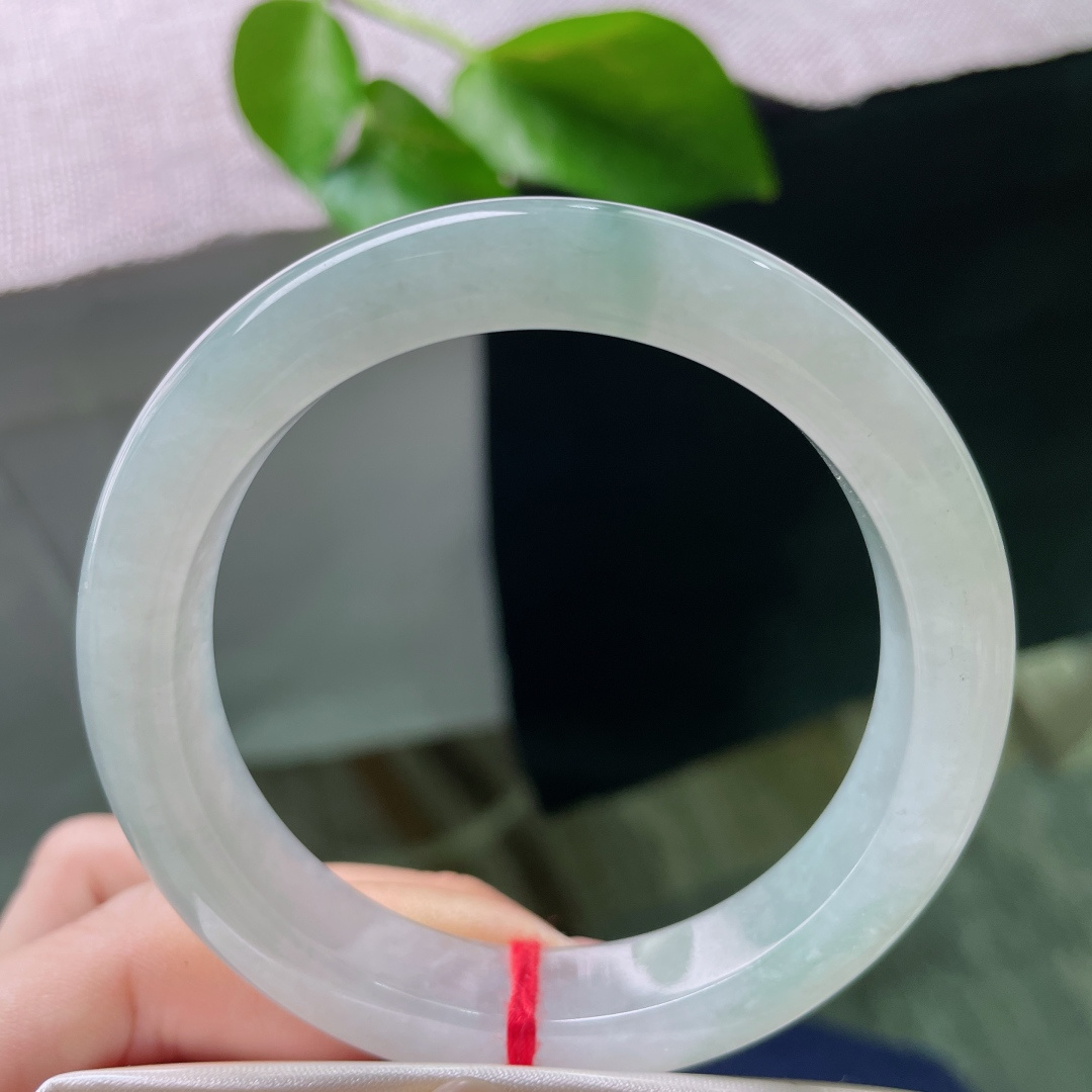 54.6/11.8/8.7，淡绿底正圈，一抹飘花点缀，种老，不争繁花色，独守满绿清欢。无裂，ss57466a