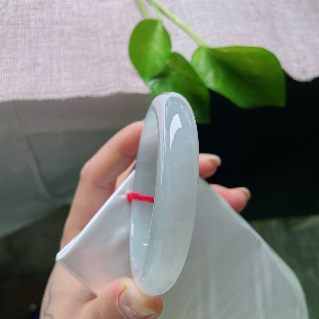 冰底正圈，清润素雅，褪去浮华，只剩从容的玉之风骨，有纹