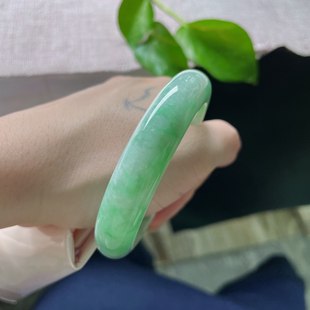 飘绿正圈，版型厚装，饱满圆润，细腻，种老，贵气，有纹 ss52488a