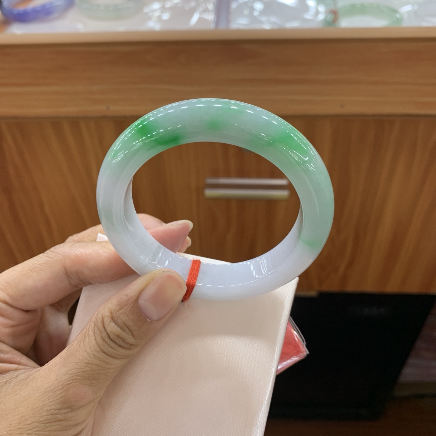 051310WJ 飘绿正圈翡翠手镯 53.7-12.6-12.6-9.3