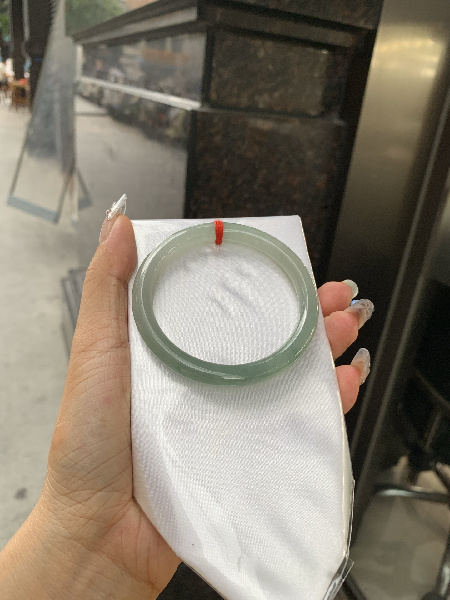 油青美人条 56.5-7-7.3 0514-N716 打灯有细纹，不打灯不明显，满圈渐变油青底层次感自然，半山半水，青黛色晕染如江南烟雨