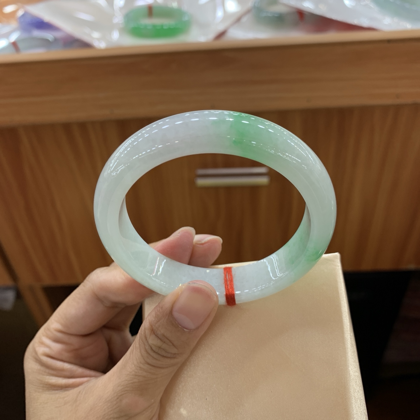 飘绿正圈翡翠手镯 56.7-13.3-8