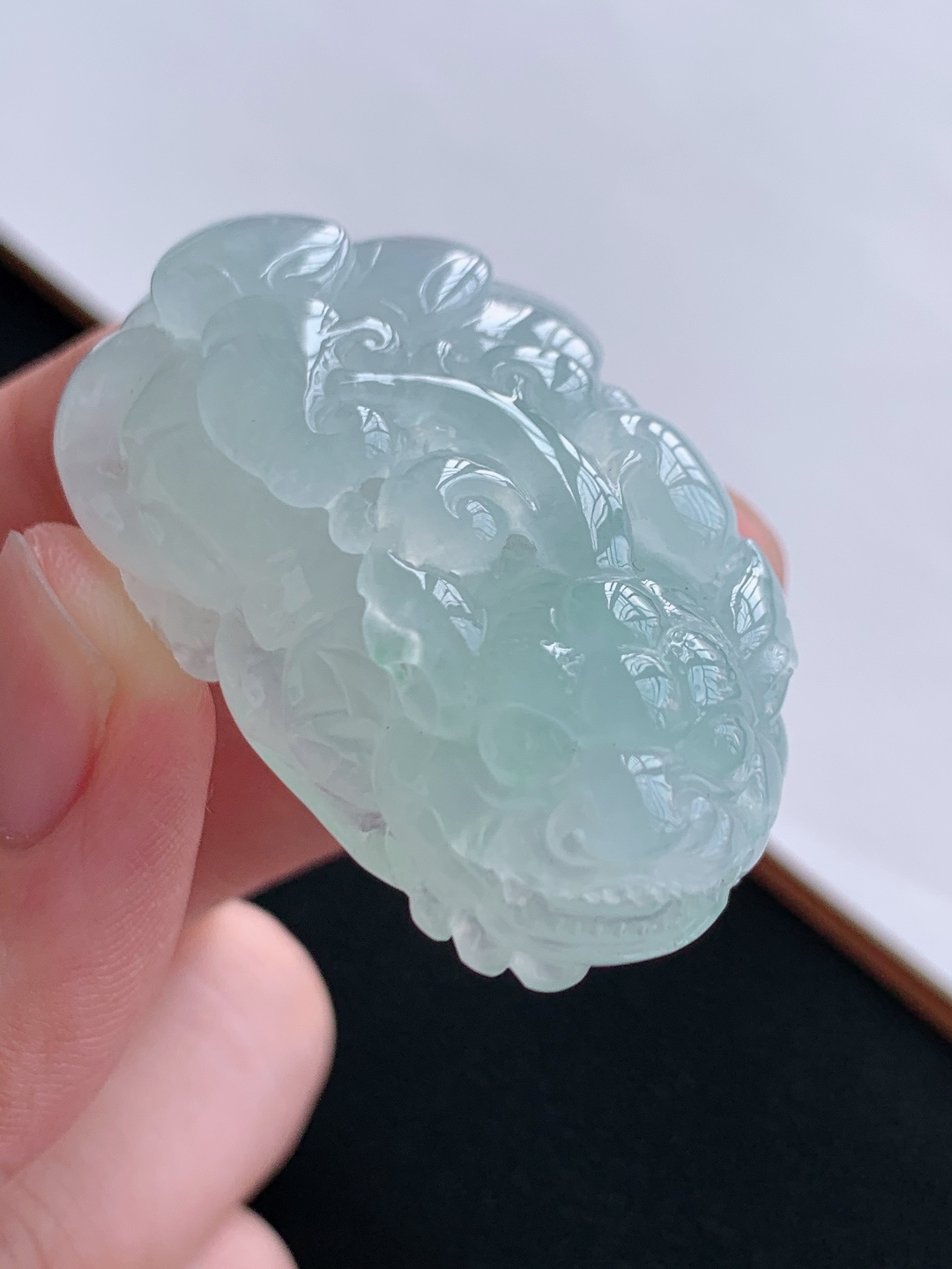 冰种晴水底貔貅吊坠厚装饱满，雕工立体霸气 裸石42.6-22-14.5 自然光拍摄
