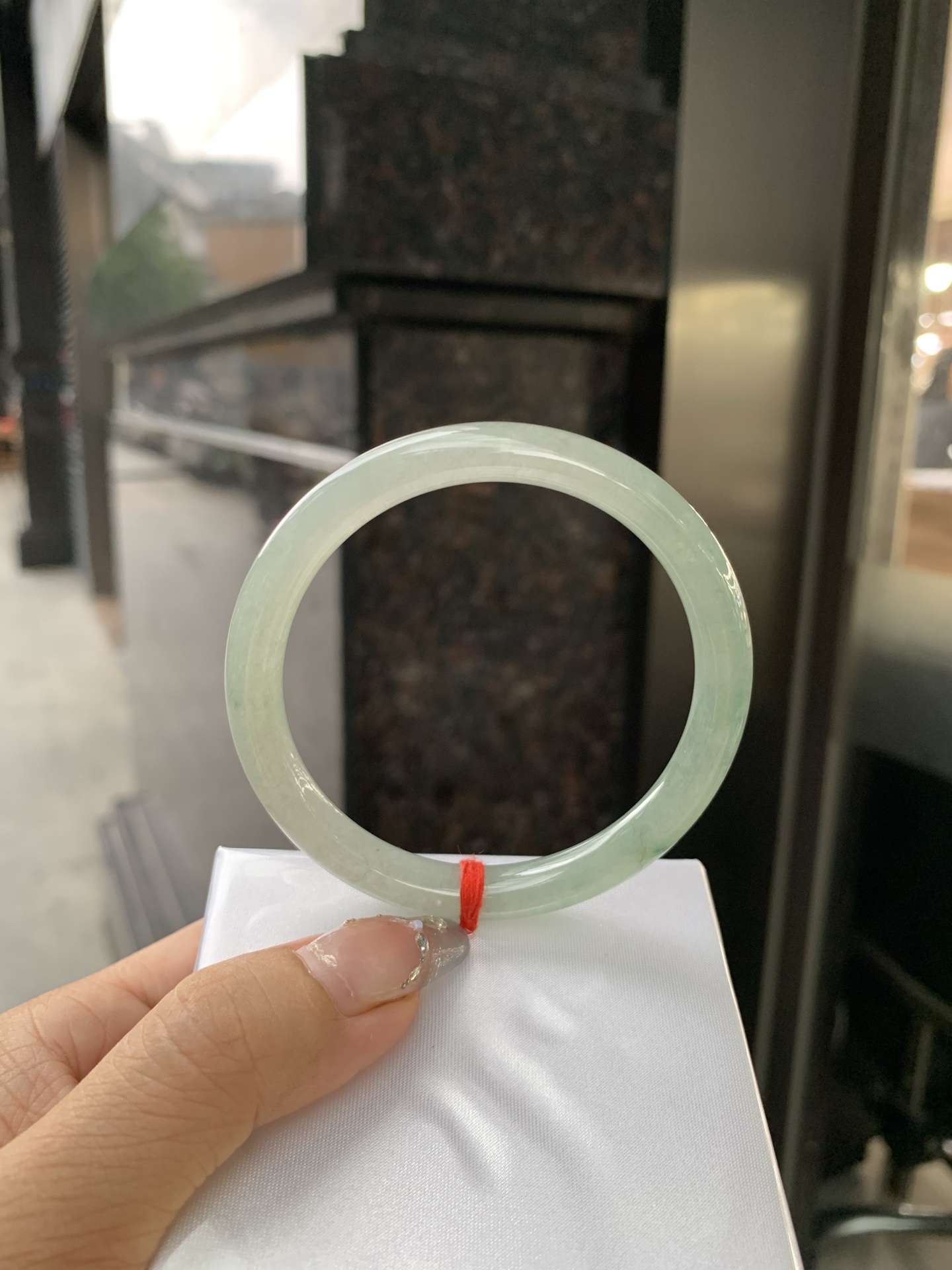 油青美人条 56.5-7-7.3 0514-N716 打灯有细纹，不打灯不明显，满圈渐变油青底层次感自然，半山半水，青黛色晕染如江南烟雨