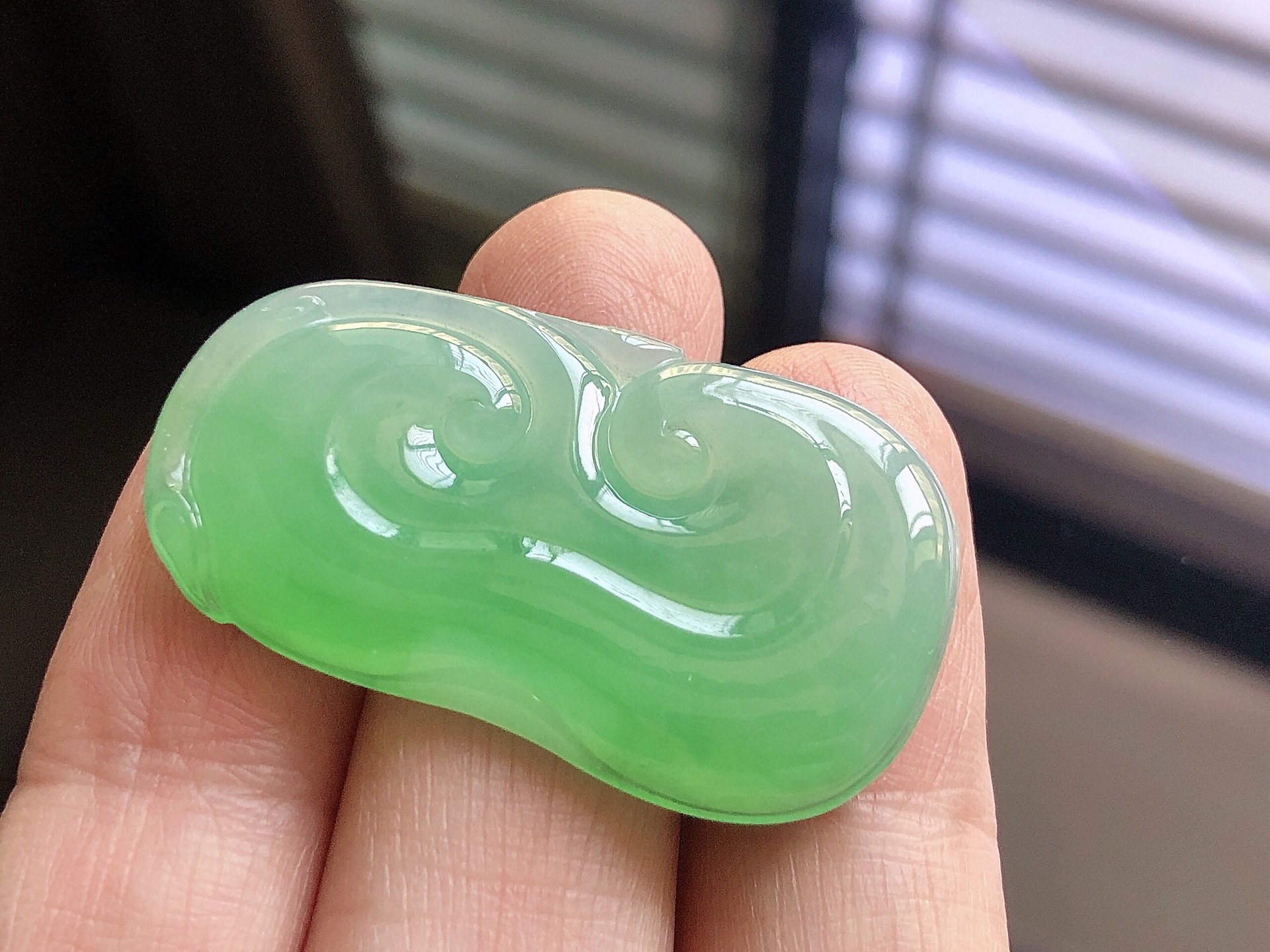 ️ 阳绿如意， 色泽艳阳，通透水润，玉质细腻，夺目迷人，镶嵌效果大气上档次，品相，无裂，尺寸41.