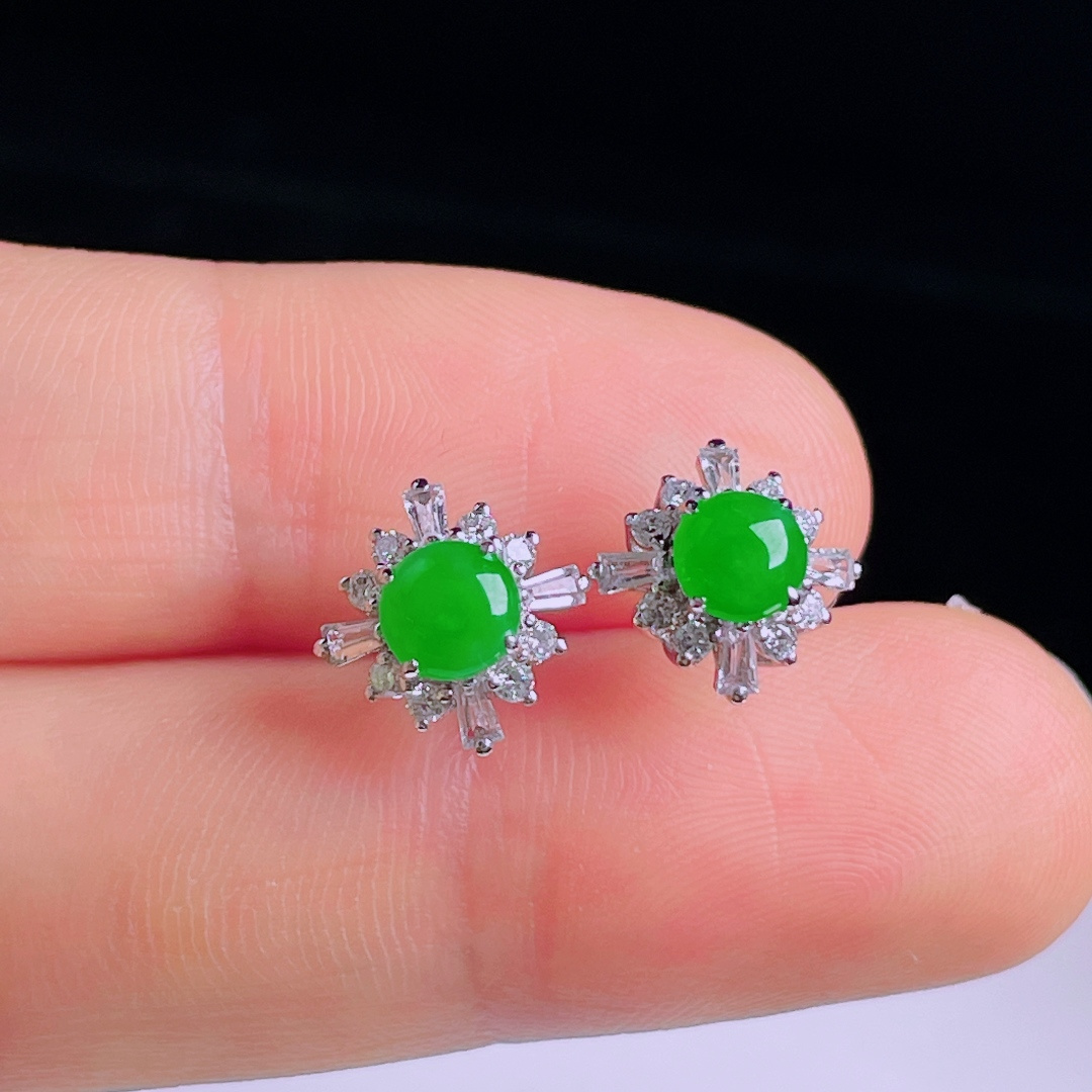 ️阳绿耳钉，老种起光，细底通透，尺寸：裸石5.7/5/3.5mm0514