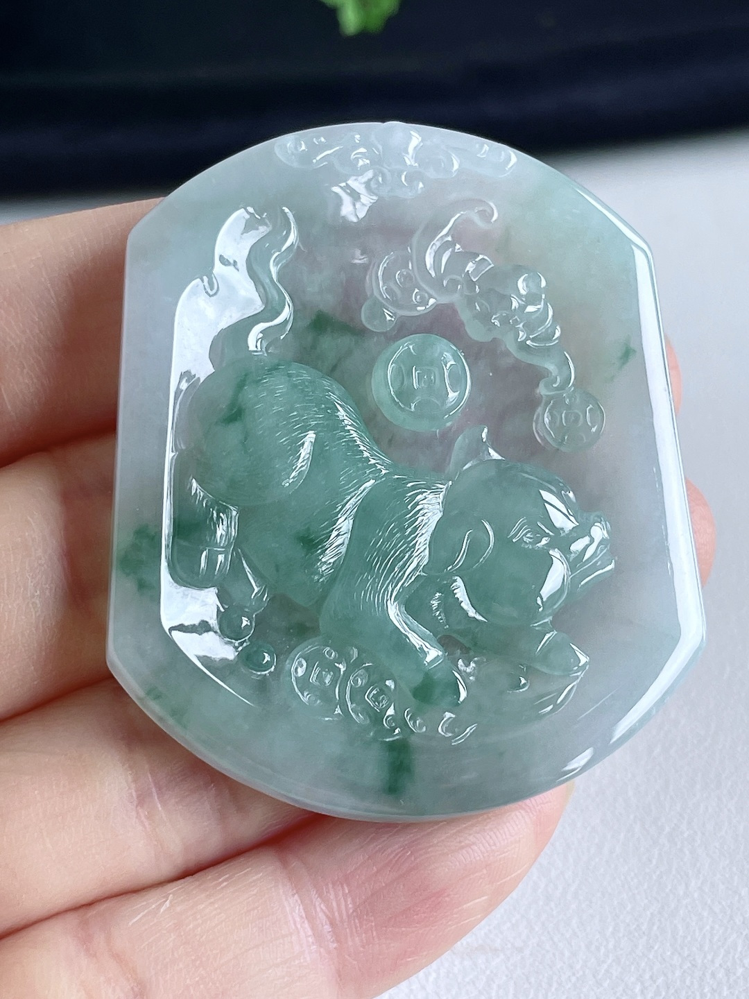 糯冰飘花生肖猪牌吊坠 说明 无裂,性比高 尺寸 51.2-43.2-5.8 重量27.2克 不议