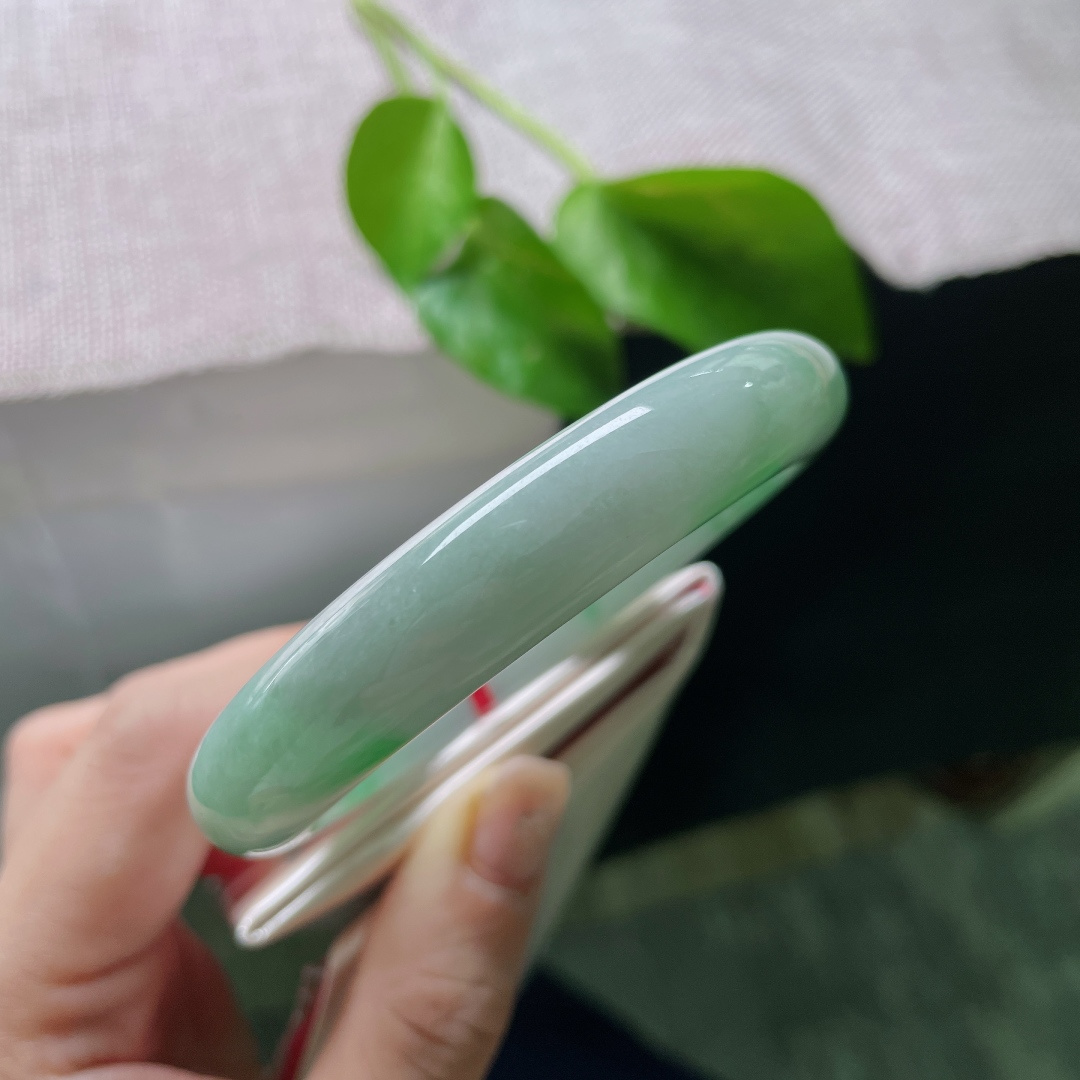 飘绿正圈，大圈口，翠色鲜艳夺目，光彩照人，有纹，ss52579a
