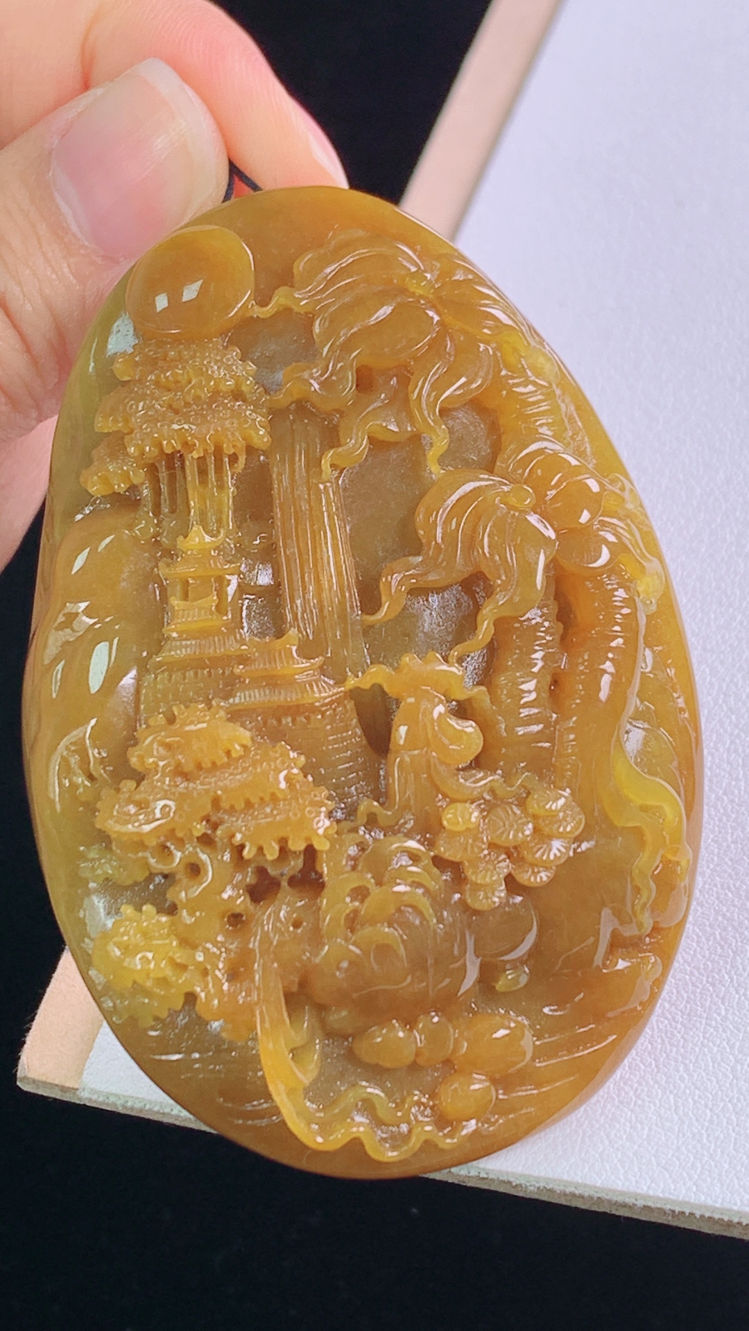 黄翡山水牌 天然黄翡，色泽艳丽，无裂 尺寸:68.6-46.6-18.6mm 10