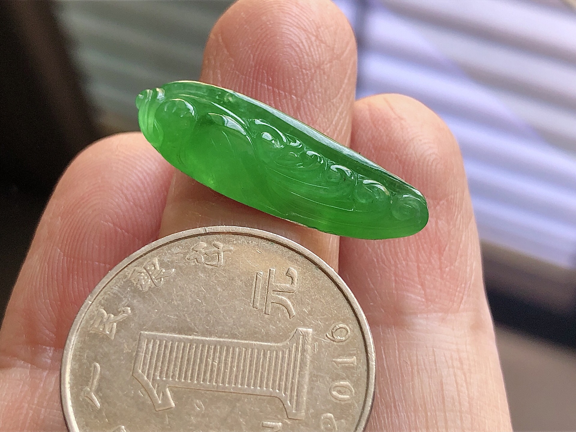 ️ 冰种阳绿鹦鹉， 色泽艳阳，通透水润，玉质细腻，夺目迷人，镶嵌效果，品相，无裂，尺寸28.3*9*4.3