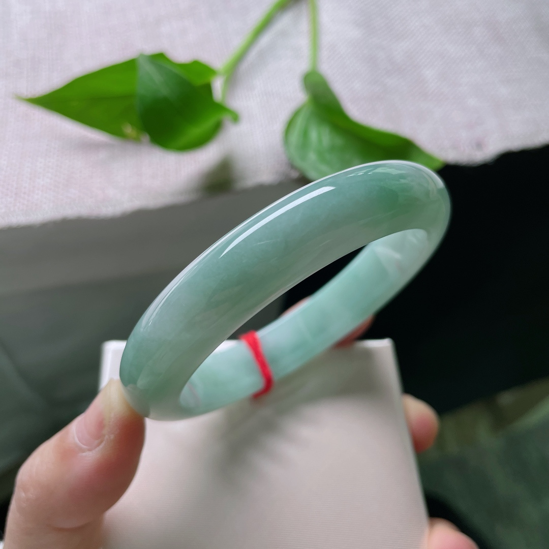 58/12.7/8.6蓝底正圈，蓝底生韵，玉质温柔，低调又显贵，越戴越有味道。有纹，ss49864a