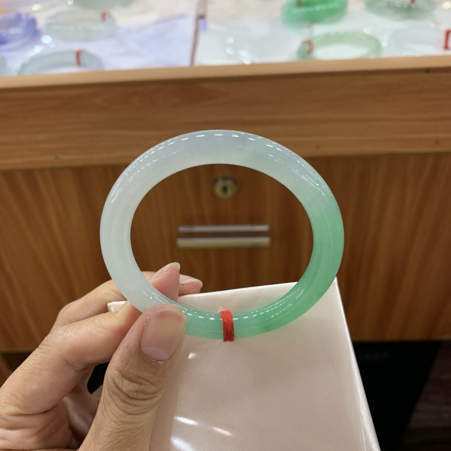 051306WJ 飘绿半山水圆条翡翠手镯 52-7.6-8.2