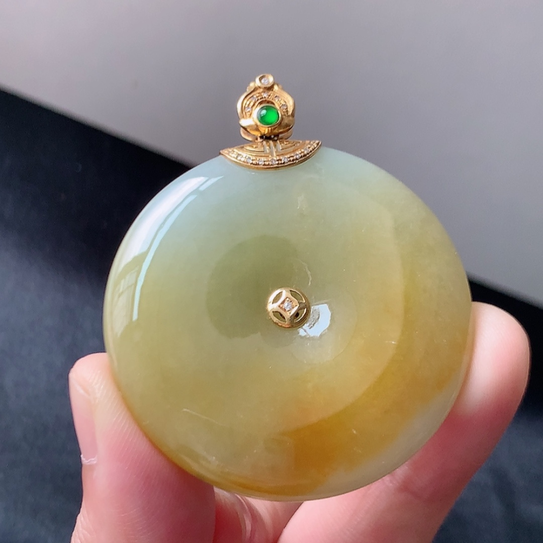 冰飘黄平安扣吊坠。色系甜美，种老饱满水润，佩戴优雅时尚 货号18513，50.1-41.1-8.5
