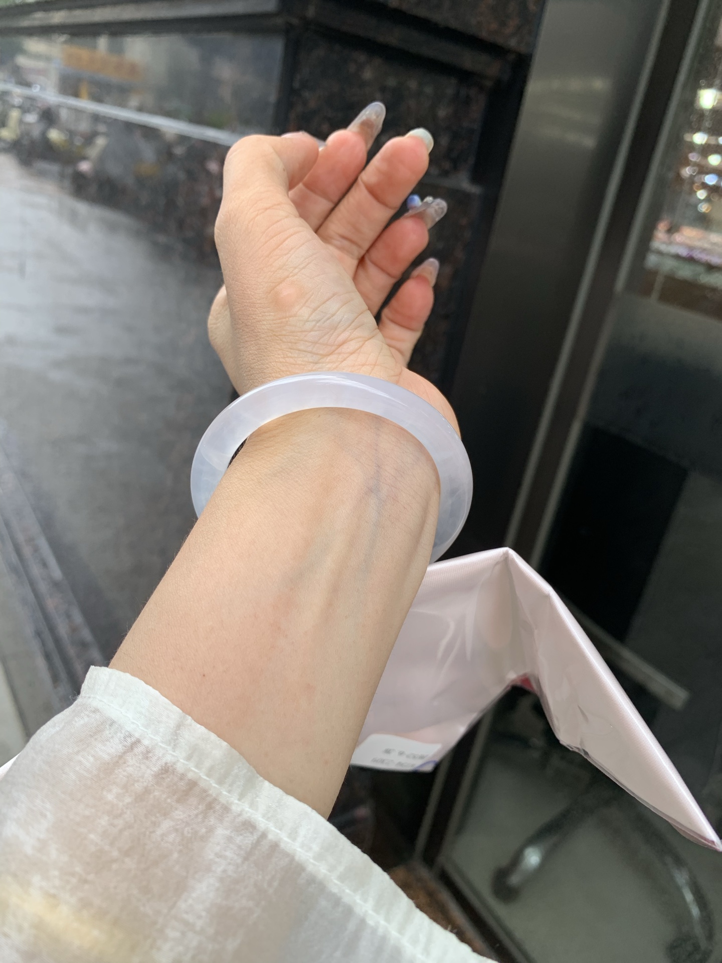 白冰美人条 0515-N734-2 打灯多处细纹，底妆冰润细腻，一腕清透，简约清爽，不挑肤色年龄，给人一种清雅脱俗，天真纯美的感觉，真不愧是翡翠中的初恋，美得就像一件艺术品~