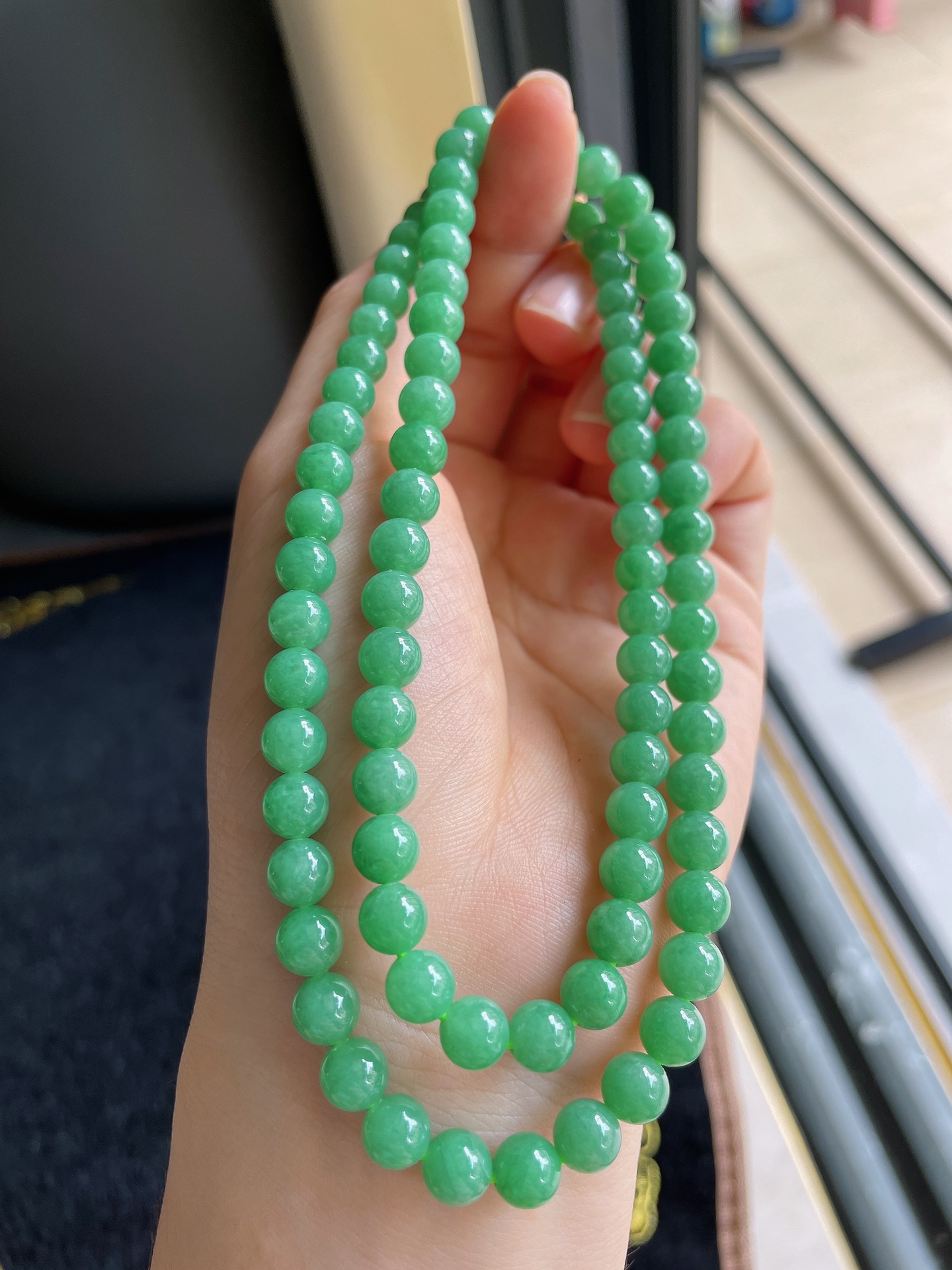 缅甸天然翡翠A货，冰满绿珠链，尺寸：6.4-6.8mm86颗。-1626