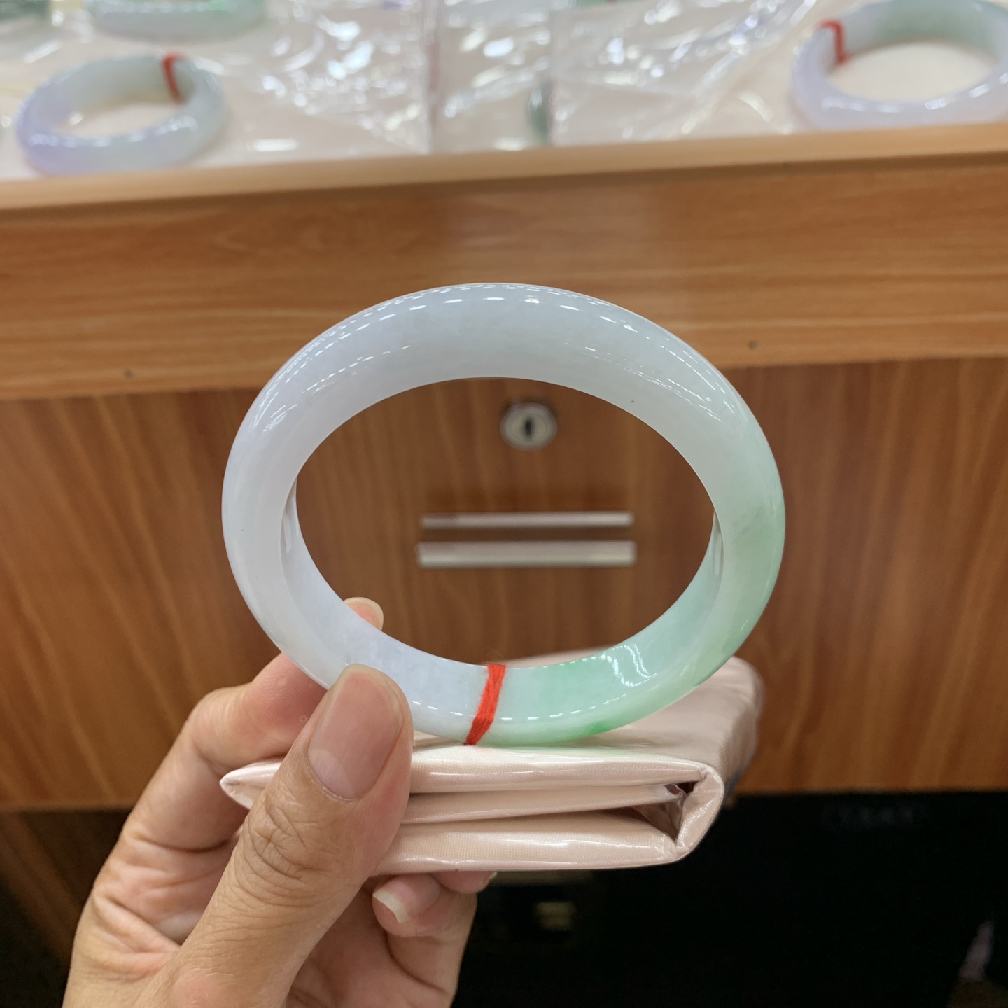 051411MMJ 飘绿正圈翡翠手镯 59.2-12-9
