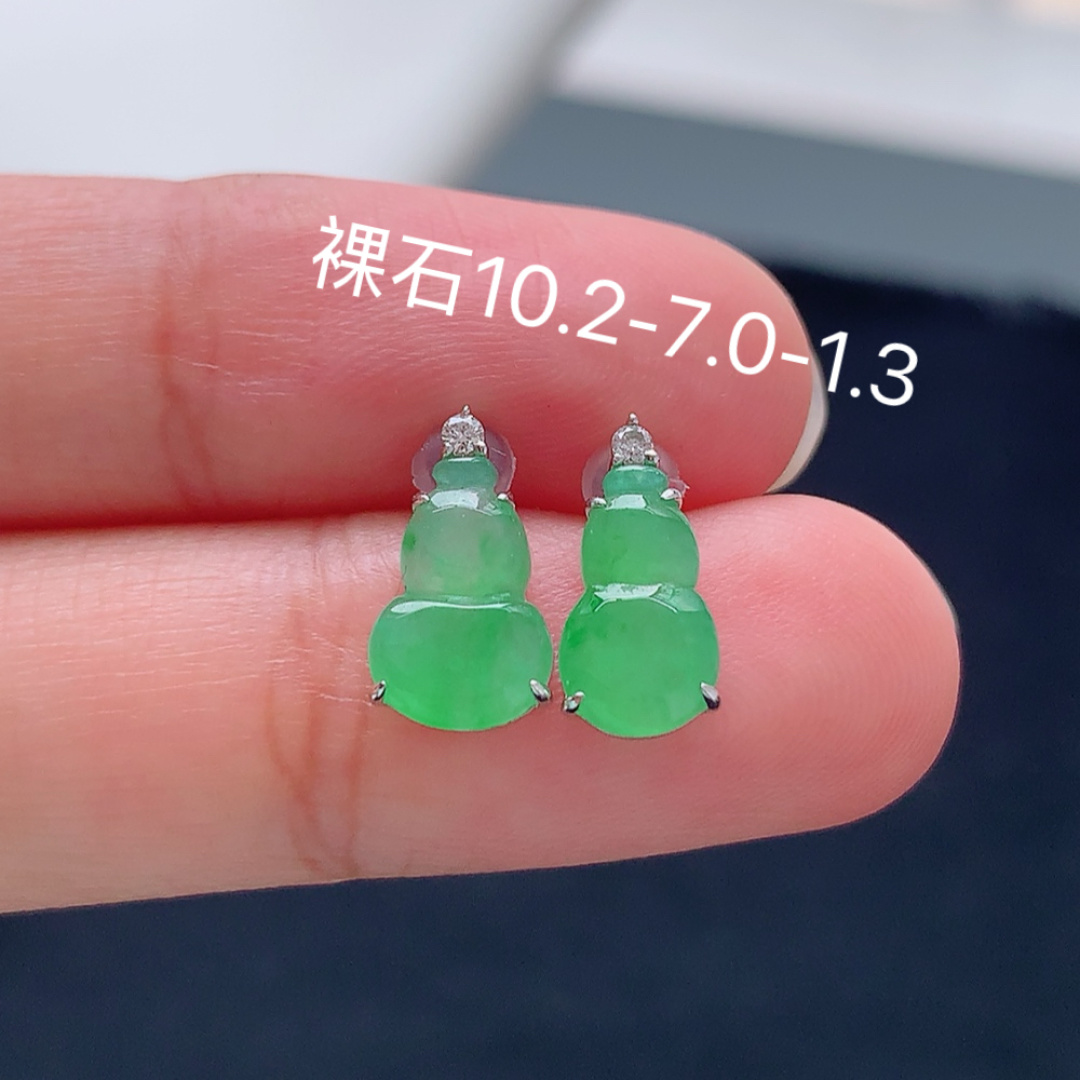 阳绿葫芦耳钉。色系温婉，种老水润细腻，佩戴精致气质 货号19513，10.2-7.0-1.3