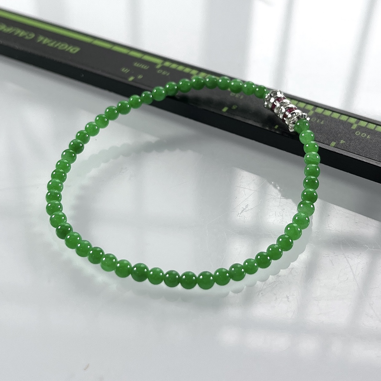 缅甸天然翡翠A货，卡3.2冰种阳绿小米珠手串手链，尺寸：3.2mm/52颗，长度165mm，重量：3.48g