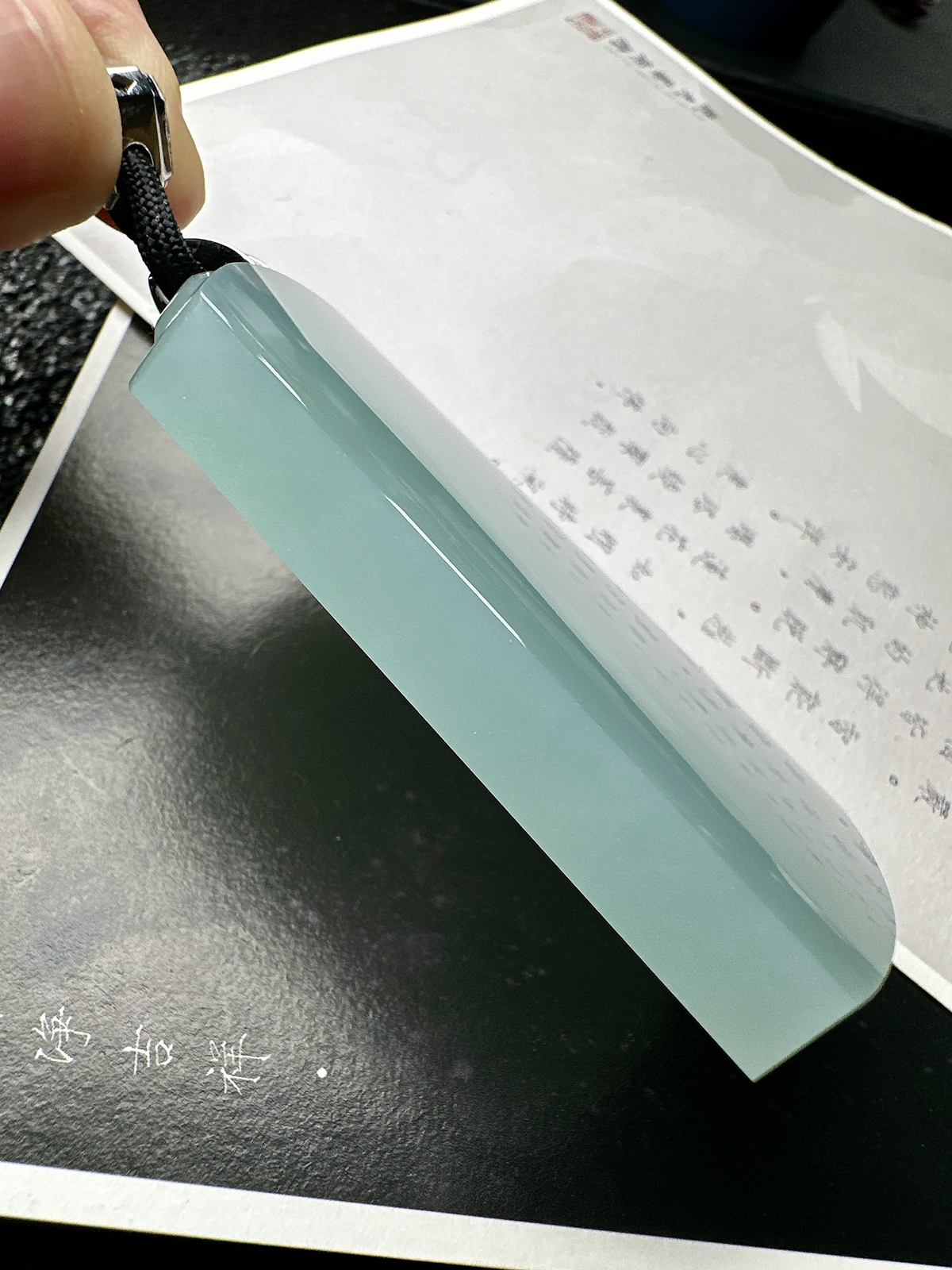 【冰糯种巨无霸天空蓝无事牌】质地非常细腻干净，冰润十足，种老冰透，收藏品质，18k金钻镶嵌，裸石尺寸70*46.6*12.1毫米