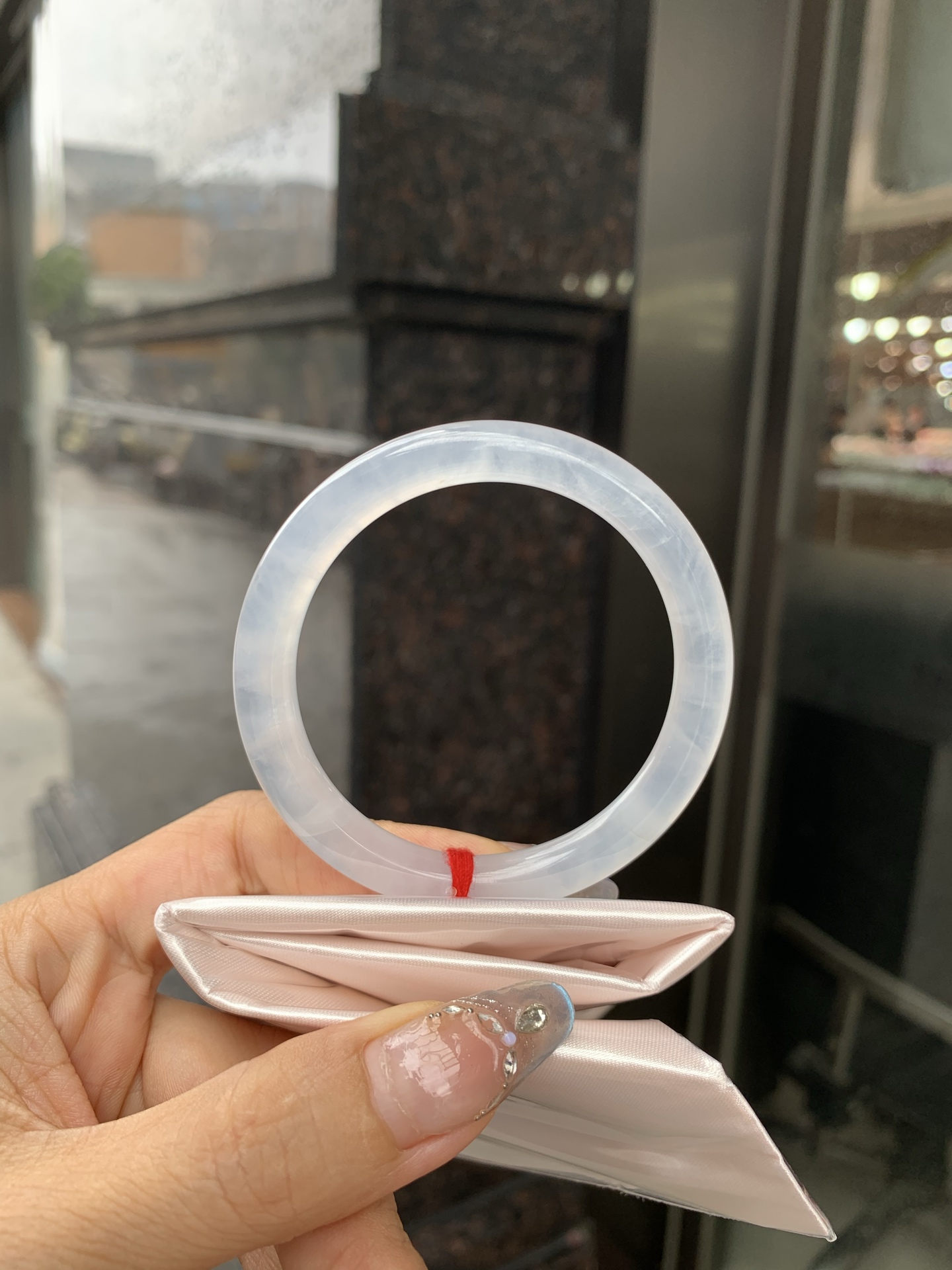白冰美人条 0515-N734-2 打灯多处细纹，底妆冰润细腻，一腕清透，简约清爽，不挑肤色年龄，给人一种清雅脱俗，天真纯美的感觉，真不愧是翡翠中的初恋，美得就像一件艺术品~