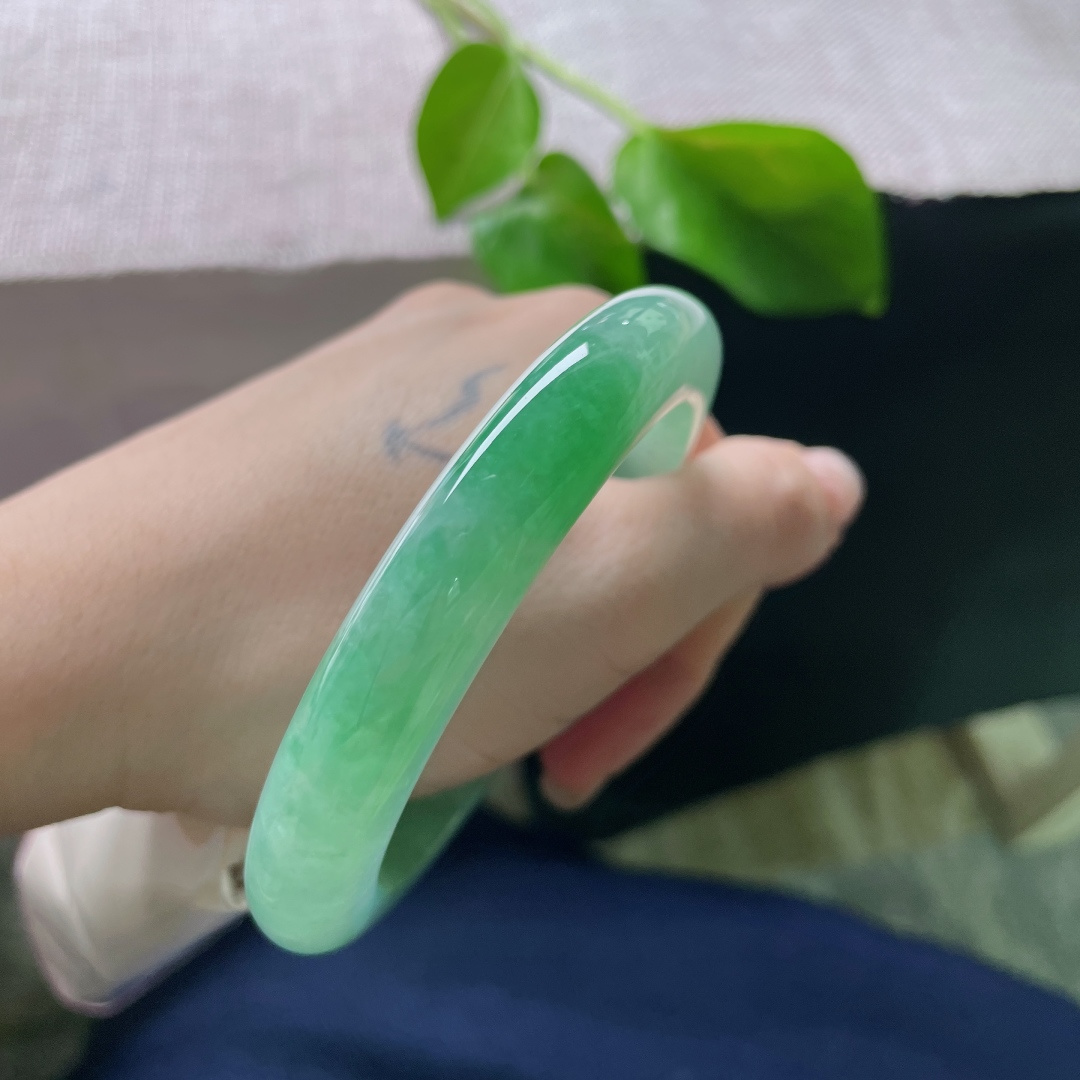 60.2/11.1/7.8绿底正圈，大圈口，把连绵不绝的山峰藏进袖口，绿意盎然，无裂，ss53110a