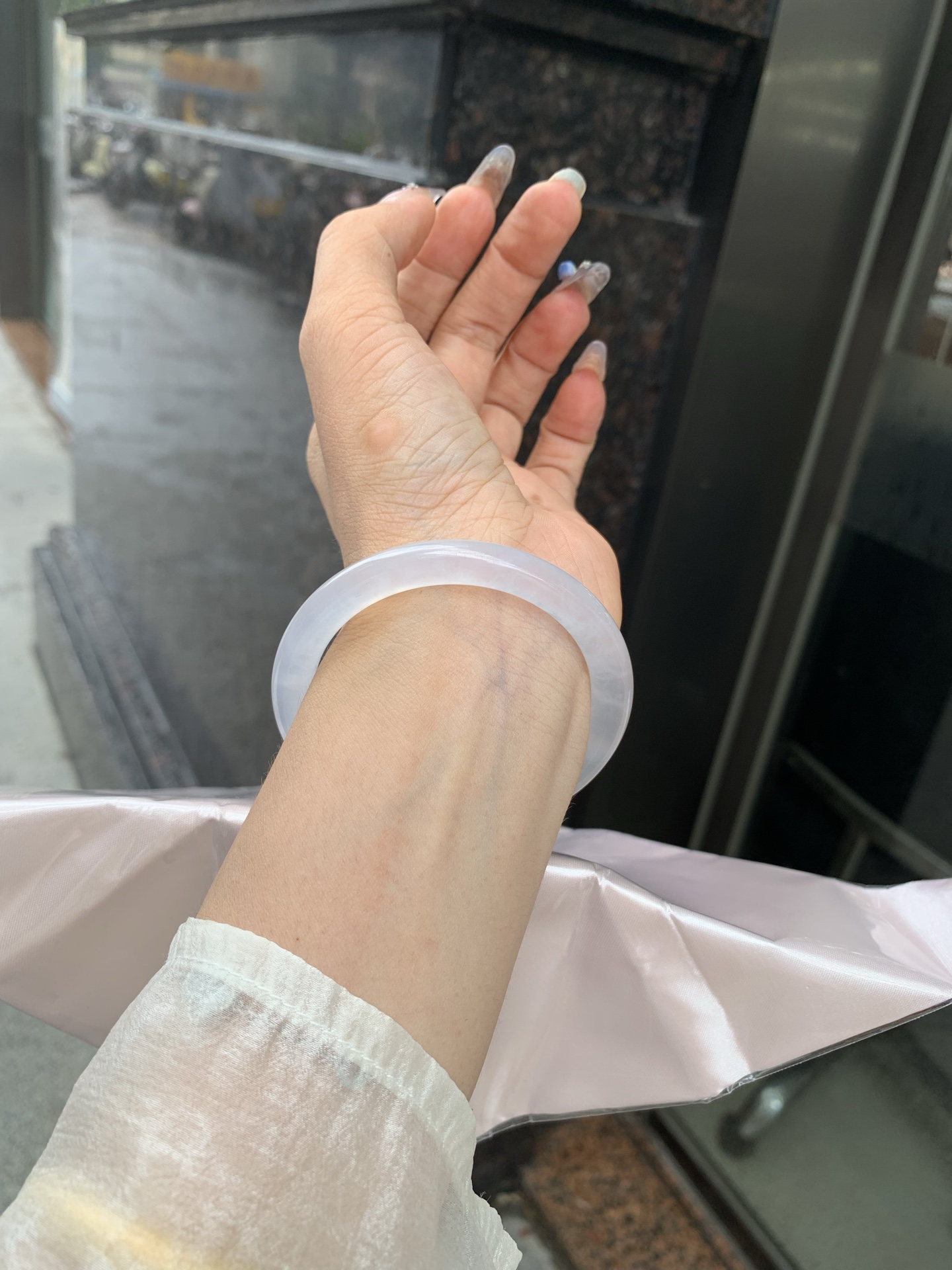 白冰美人条 0515-N734-2 打灯多处细纹，底妆冰润细腻，一腕清透，简约清爽，不挑肤色年龄，给人一种清雅脱俗，天真纯美的感觉，真不愧是翡翠中的初恋，美得就像一件艺术品~