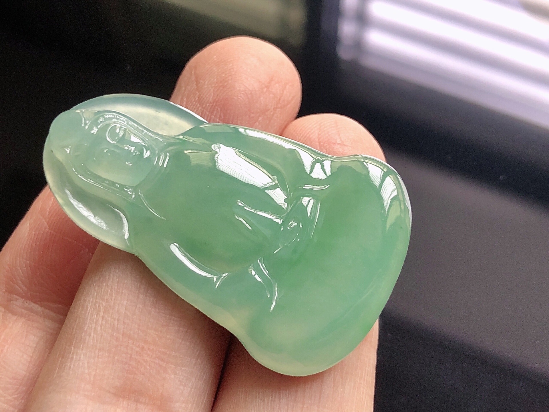 ️ 满色观音， 色泽极美，通透水润，玉质细腻，夺目迷人，面相慈祥，镶嵌效果，品相，无裂，尺寸41.