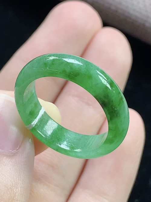 飘辣绿戒指，无裂，内径尺寸18.2-5.6-2.8mm，16号手寸，w15mdy