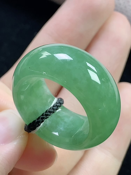 绿底玉扳指，无裂，内径尺寸19.2-12-4.6mm，19号手寸，w15mdy