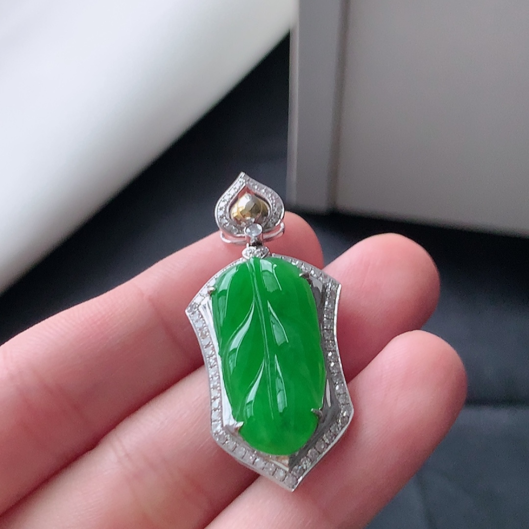  阳绿树叶吊坠 翠色清新，无裂底子细腻，佩戴优雅清新 货号97514，39.2-18.1-7.3