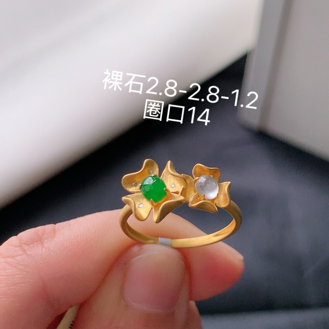  绿女戒 青翠明媚，底子细腻莹润，佩戴简单大方 货号41514，2.8-2.8-1.2