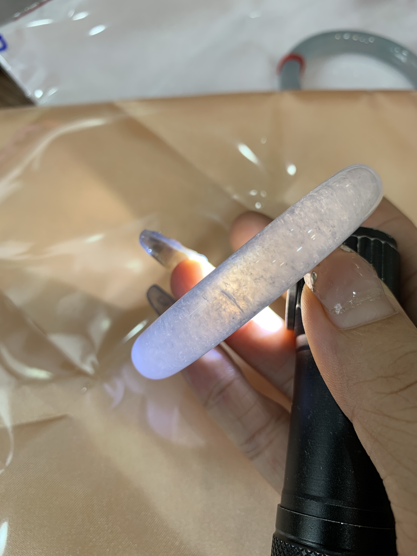 白冰正圈 0515-N730 打灯细纹，底妆冰透起光，一腕清透，简约清爽，不挑肤色年龄，给人一种清雅脱俗，天真纯美的感觉，真不愧是翡翠中的初恋
