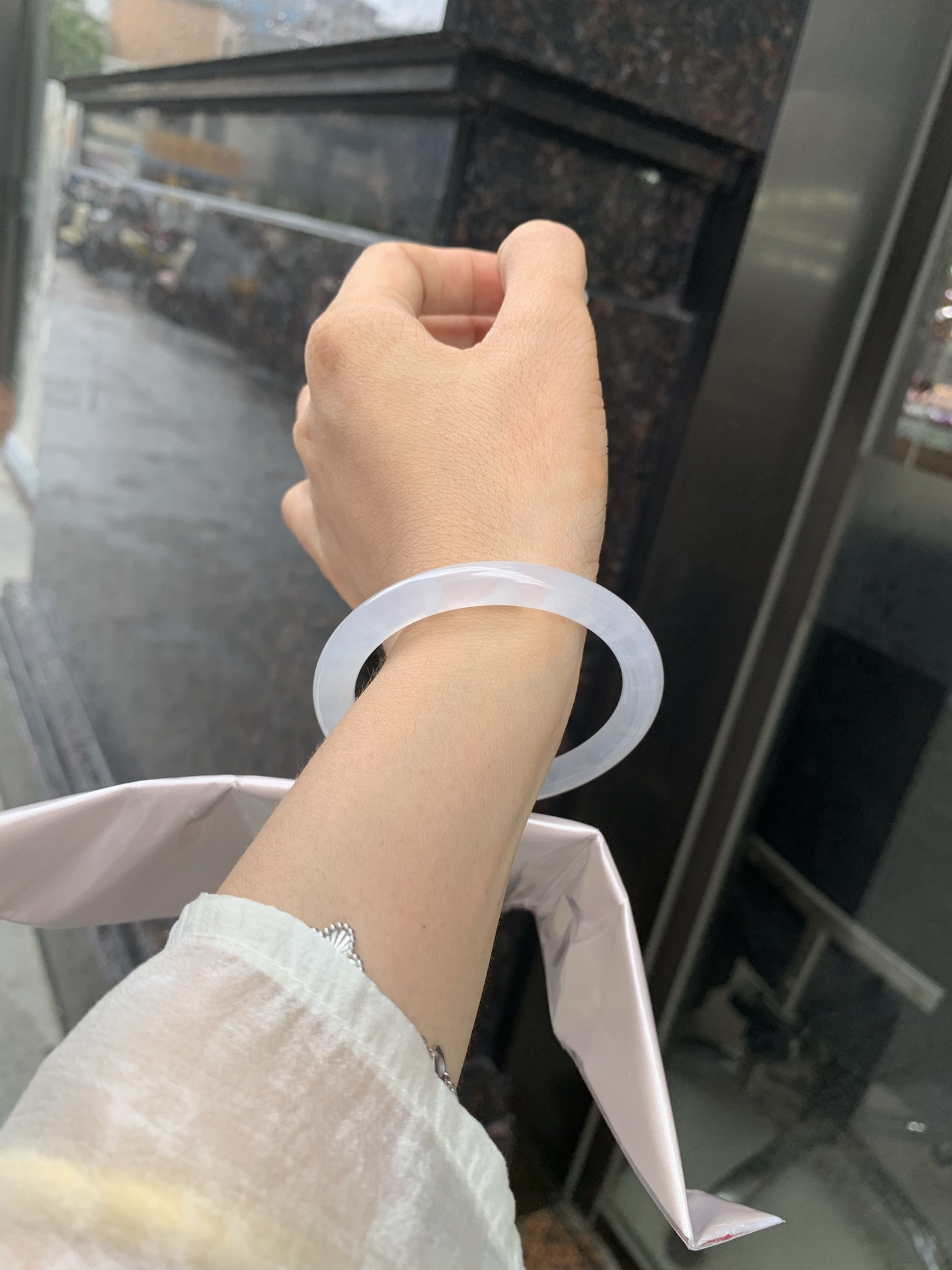 白冰美人条 0515-N734-2 打灯多处细纹，底妆冰润细腻，一腕清透，简约清爽，不挑肤色年龄，给人一种清雅脱俗，天真纯美的感觉，真不愧是翡翠中的初恋，美得就像一件艺术品~