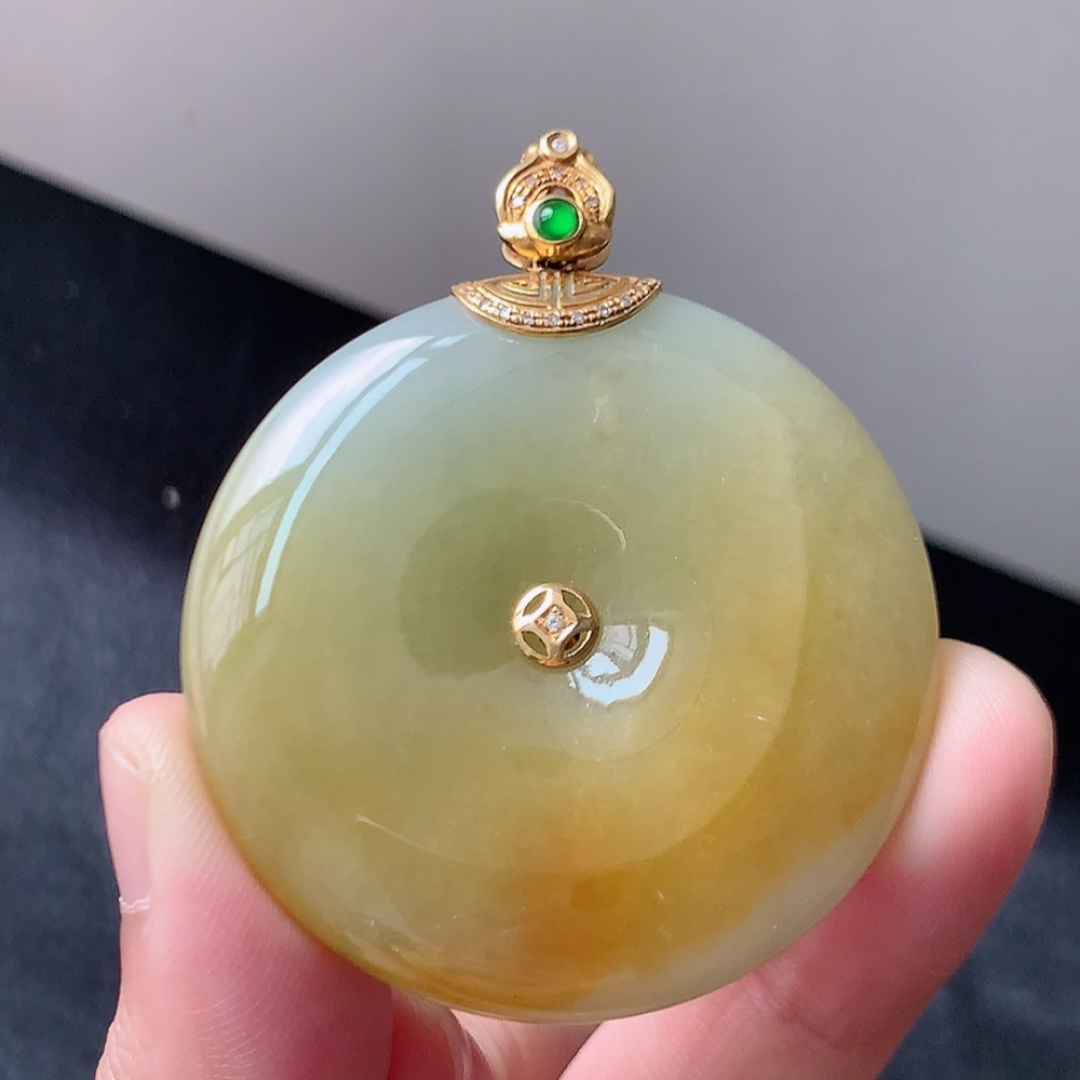 冰飘黄平安扣吊坠。色系甜美，种老饱满水润，佩戴优雅时尚 货号18513，50.1-41.1-8.5