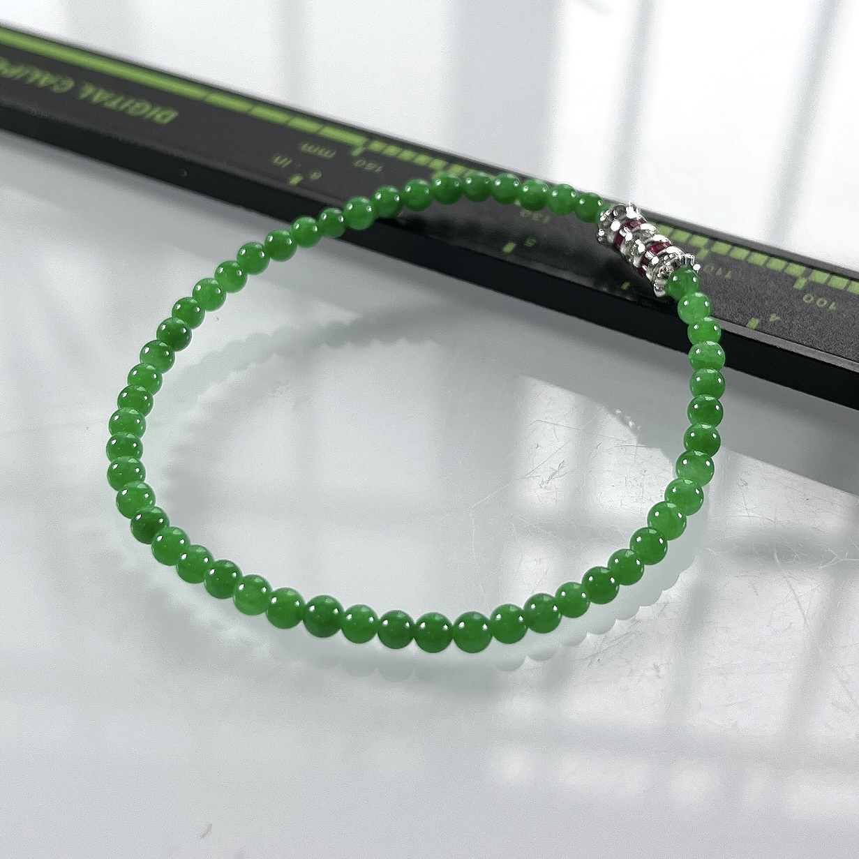 缅甸天然翡翠A货，卡3.2冰种阳绿小米珠手串手链，尺寸：3.2mm/52颗，长度165mm，重量：3.48g