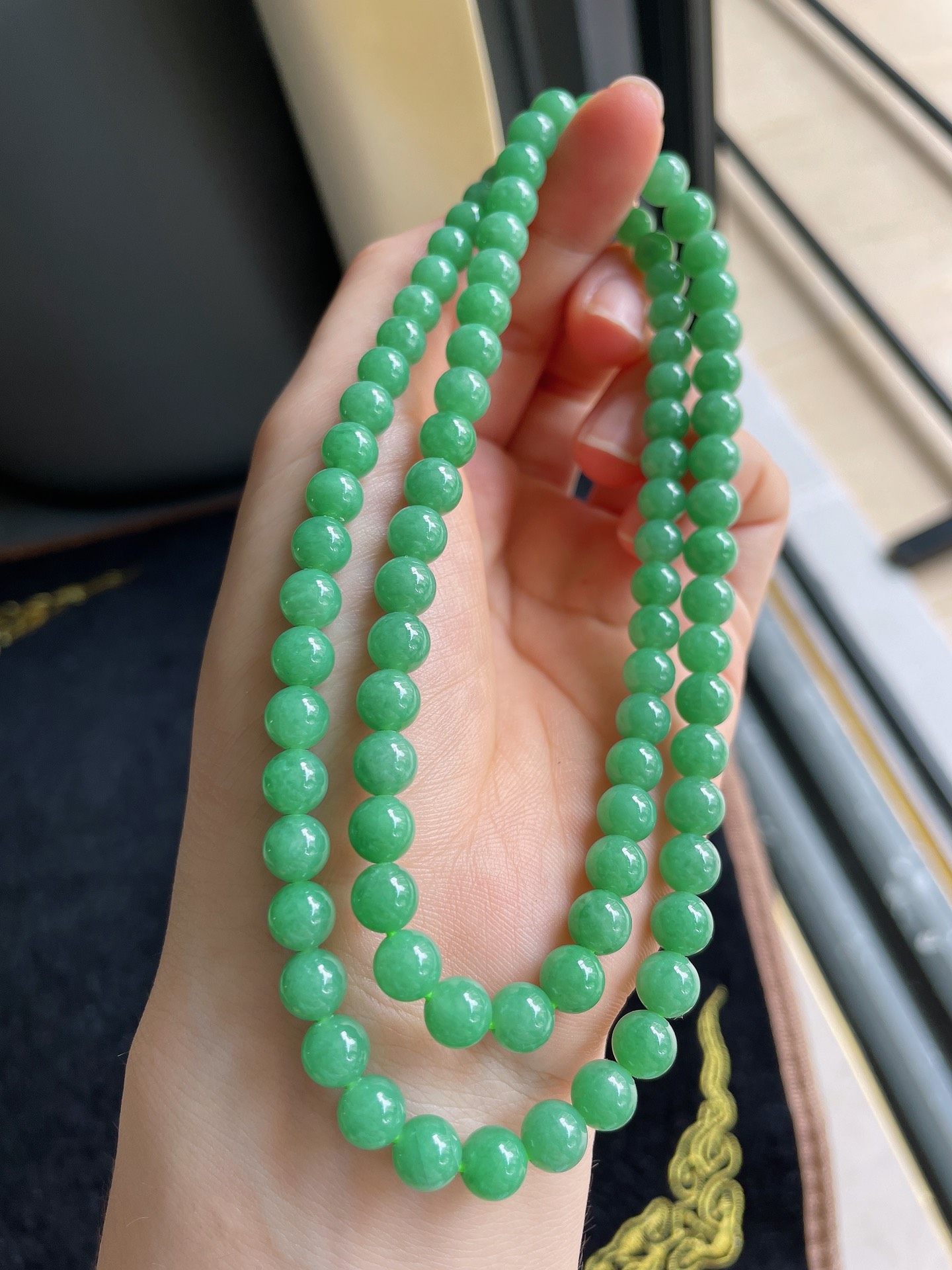 缅甸天然翡翠A货，冰满绿珠链，尺寸：6.4-6.8mm86颗。-1626