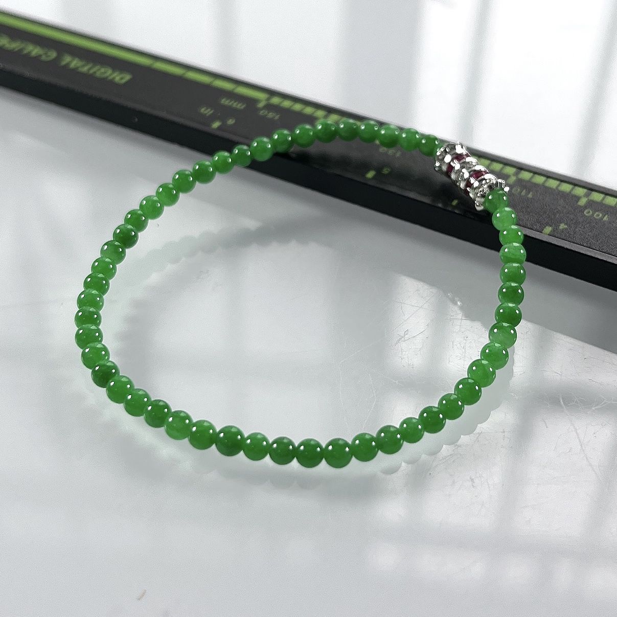 缅甸天然翡翠A货，卡3.2冰种阳绿小米珠手串手链，尺寸：3.2mm/52颗，长度165mm，重量：3.48g