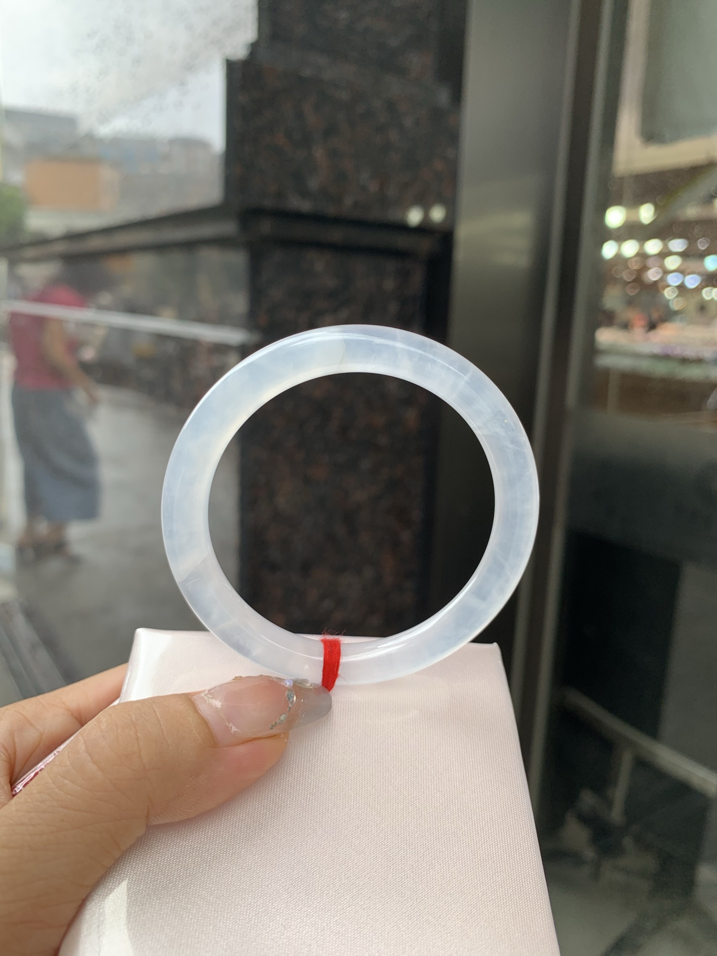 白冰美人条 0515-N734-2 打灯多处细纹，底妆冰润细腻，一腕清透，简约清爽，不挑肤色年龄，给人一种清雅脱俗，天真纯美的感觉，真不愧是翡翠中的初恋，美得就像一件艺术品~